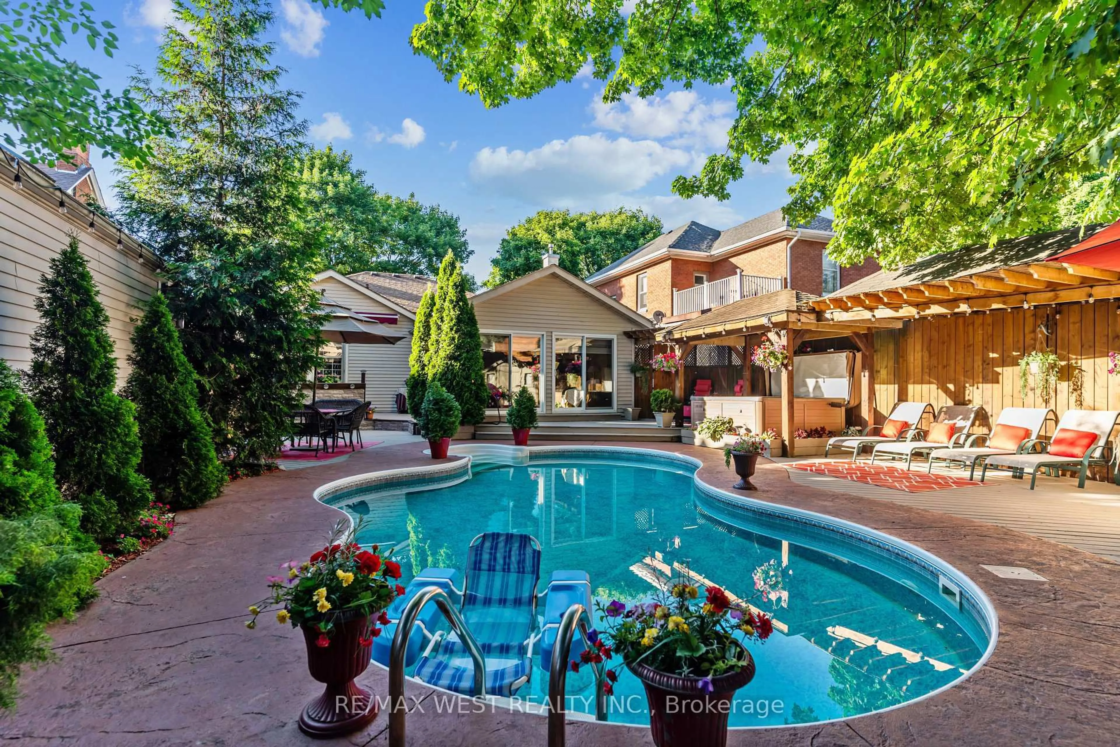 Pool for 560 Peel St, Woodstock Ontario N4S 1K4