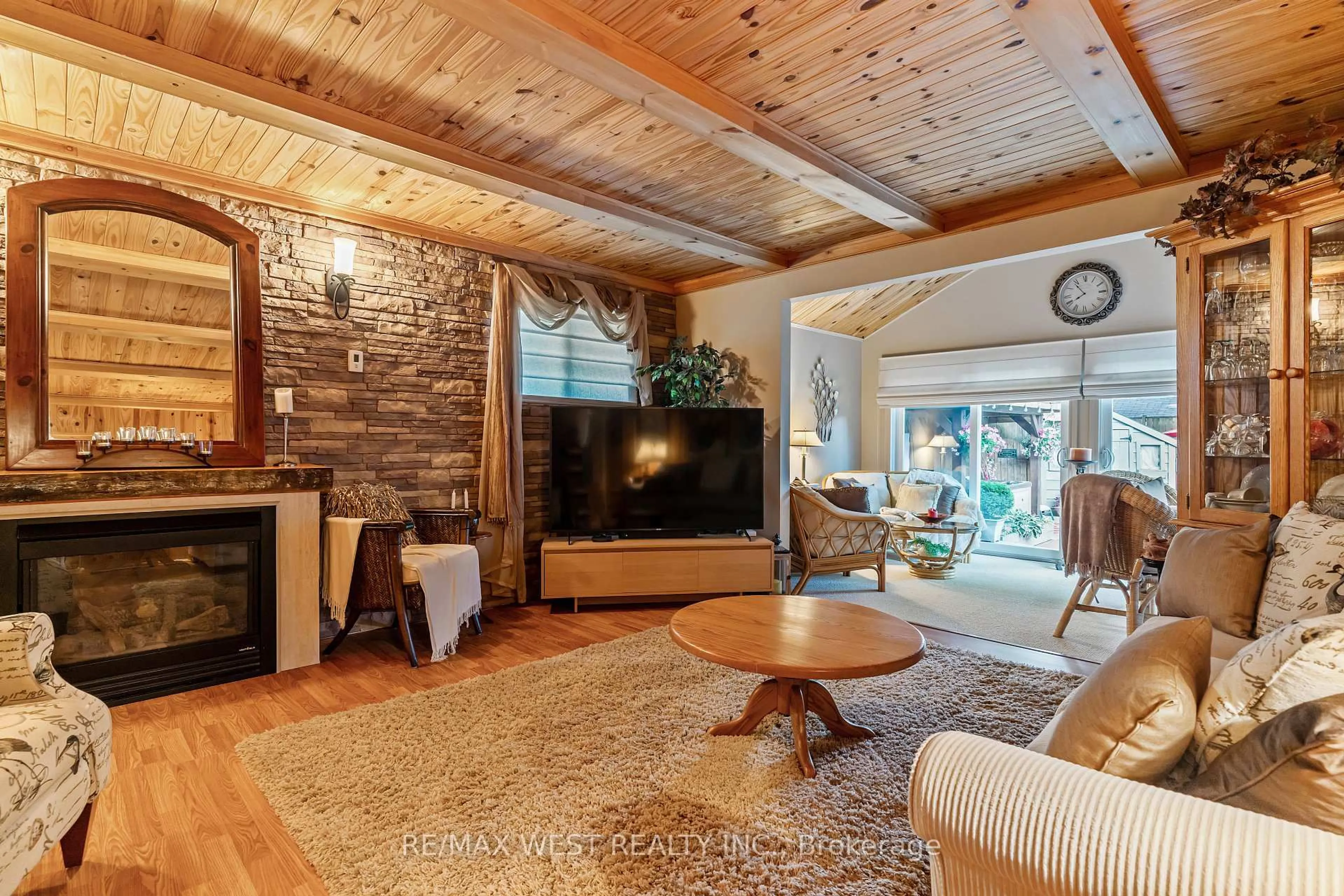 Living room with furniture, unknown for 560 Peel St, Woodstock Ontario N4S 1K4