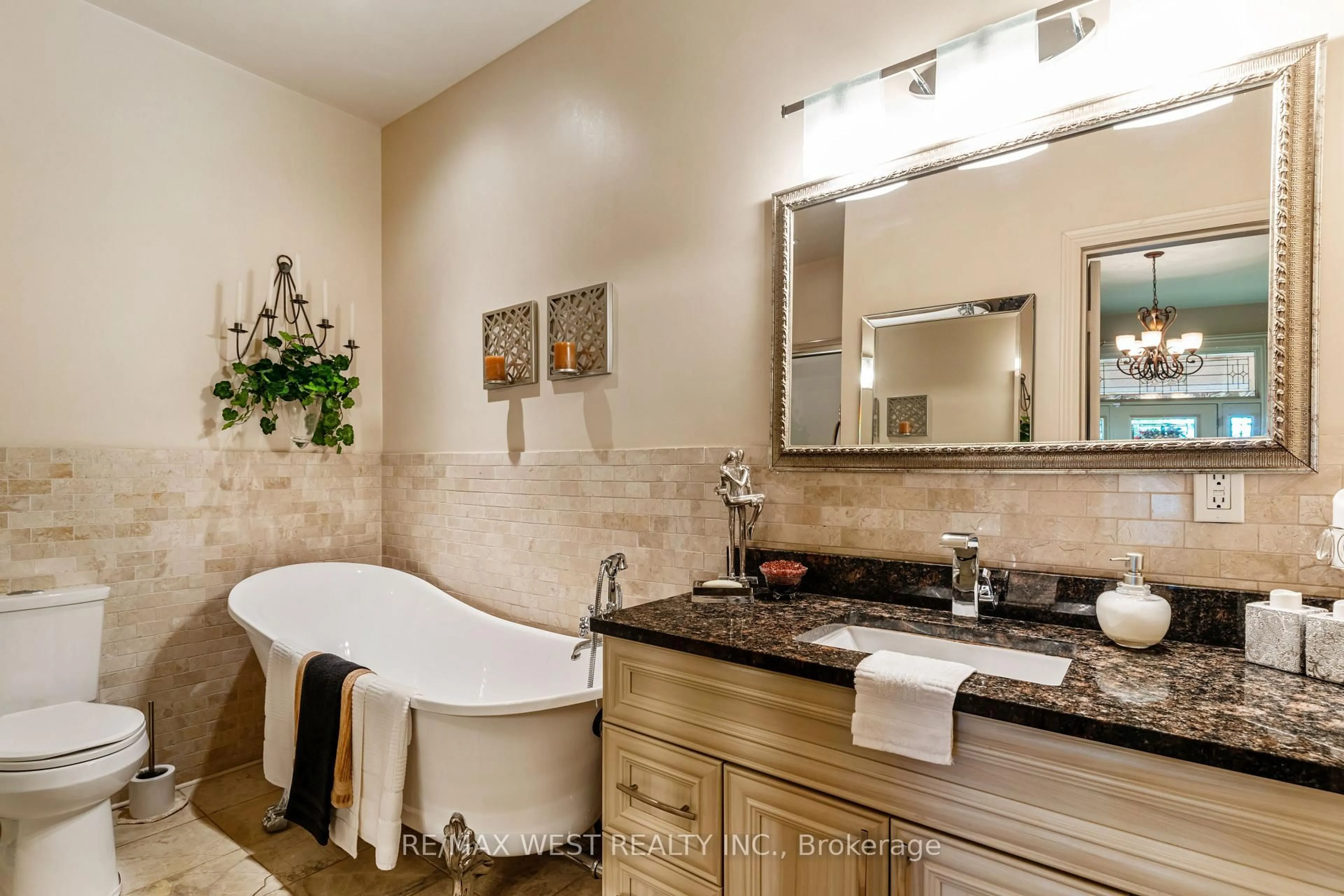 Contemporary bathroom, ceramic/tile floor for 560 Peel St, Woodstock Ontario N4S 1K4