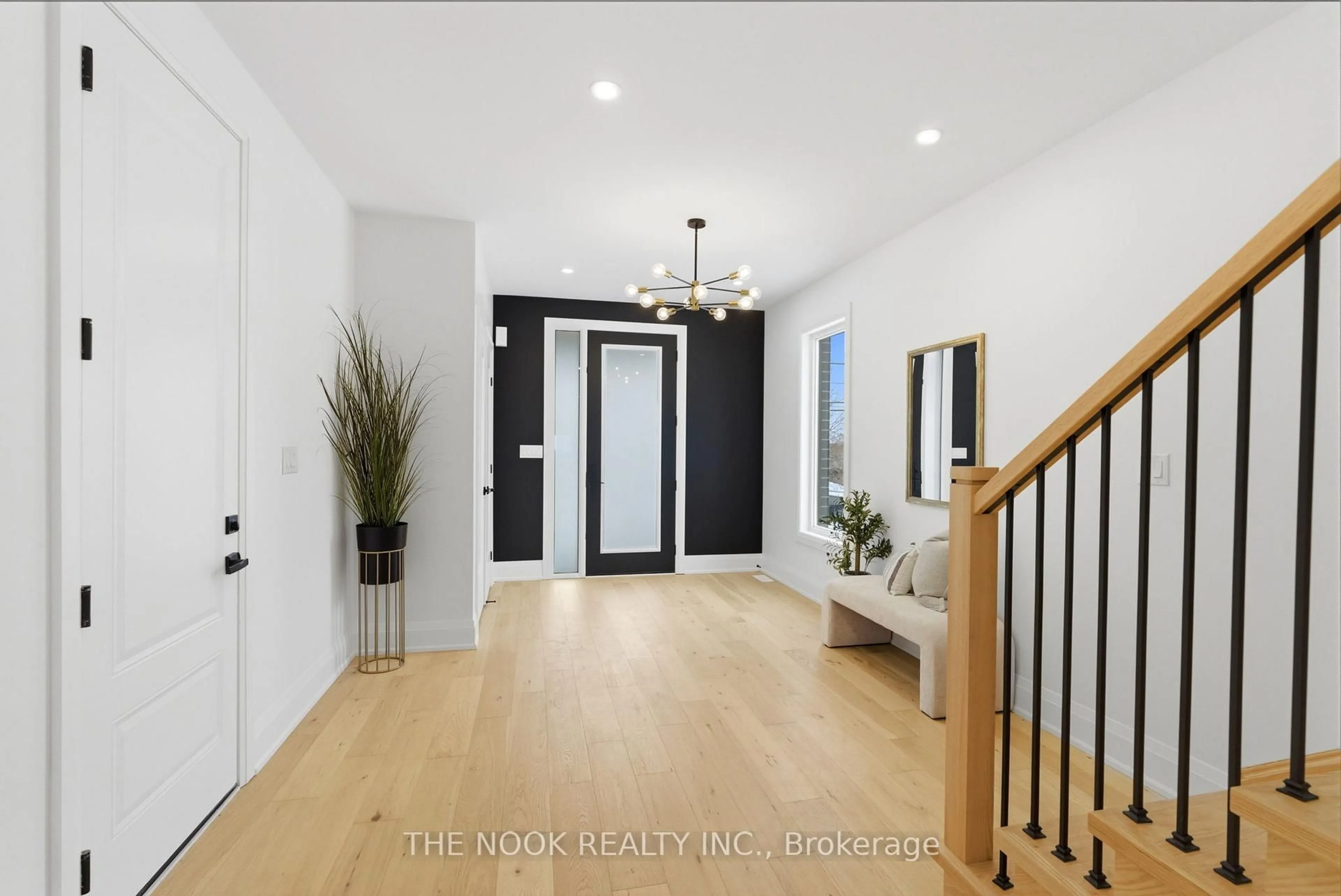 Indoor entryway for 678 Otonabee Dr, Peterborough Ontario K9J 7P9