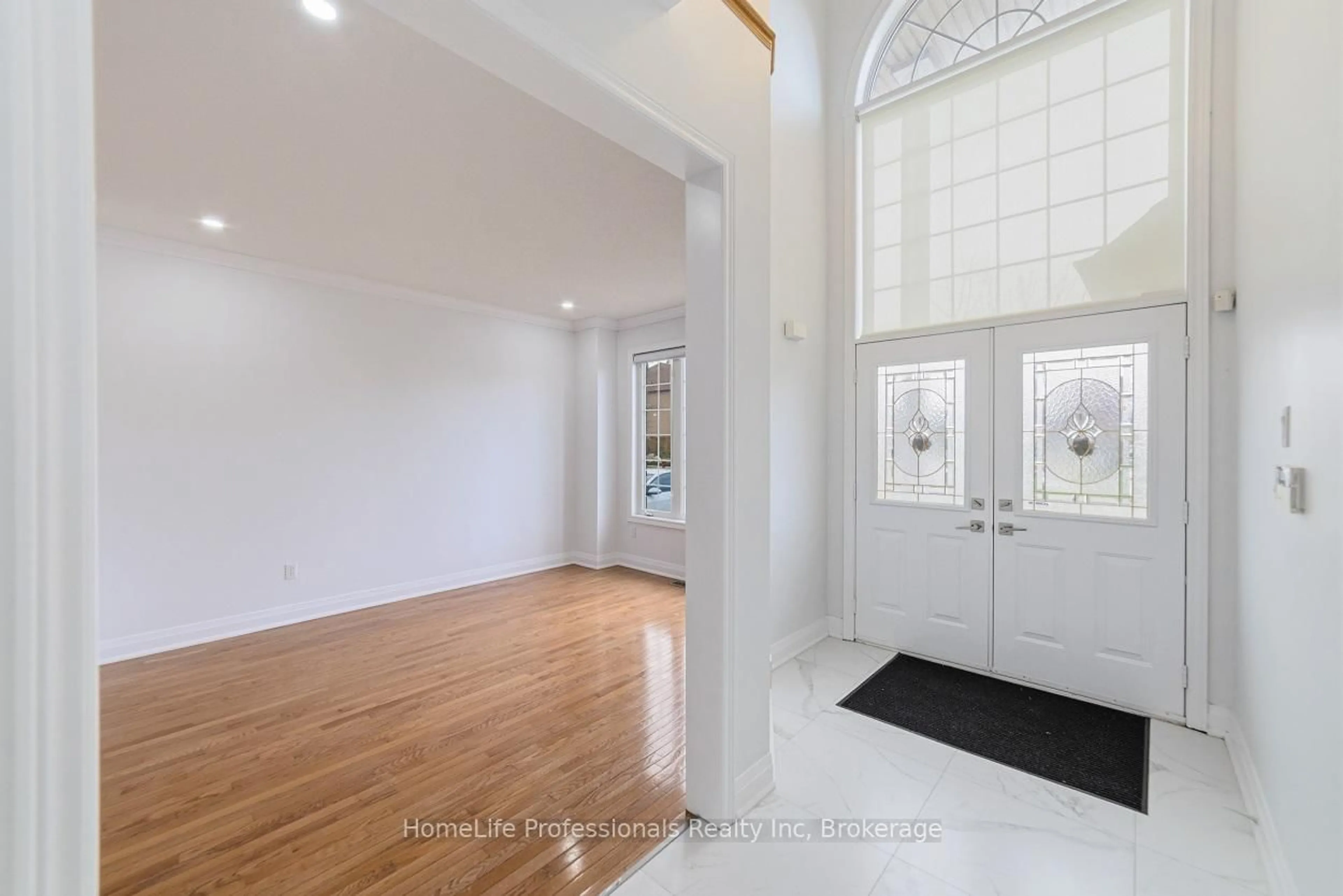 Indoor entryway for 28 Shrewsbury St, Hamilton Ontario L9K 1P9