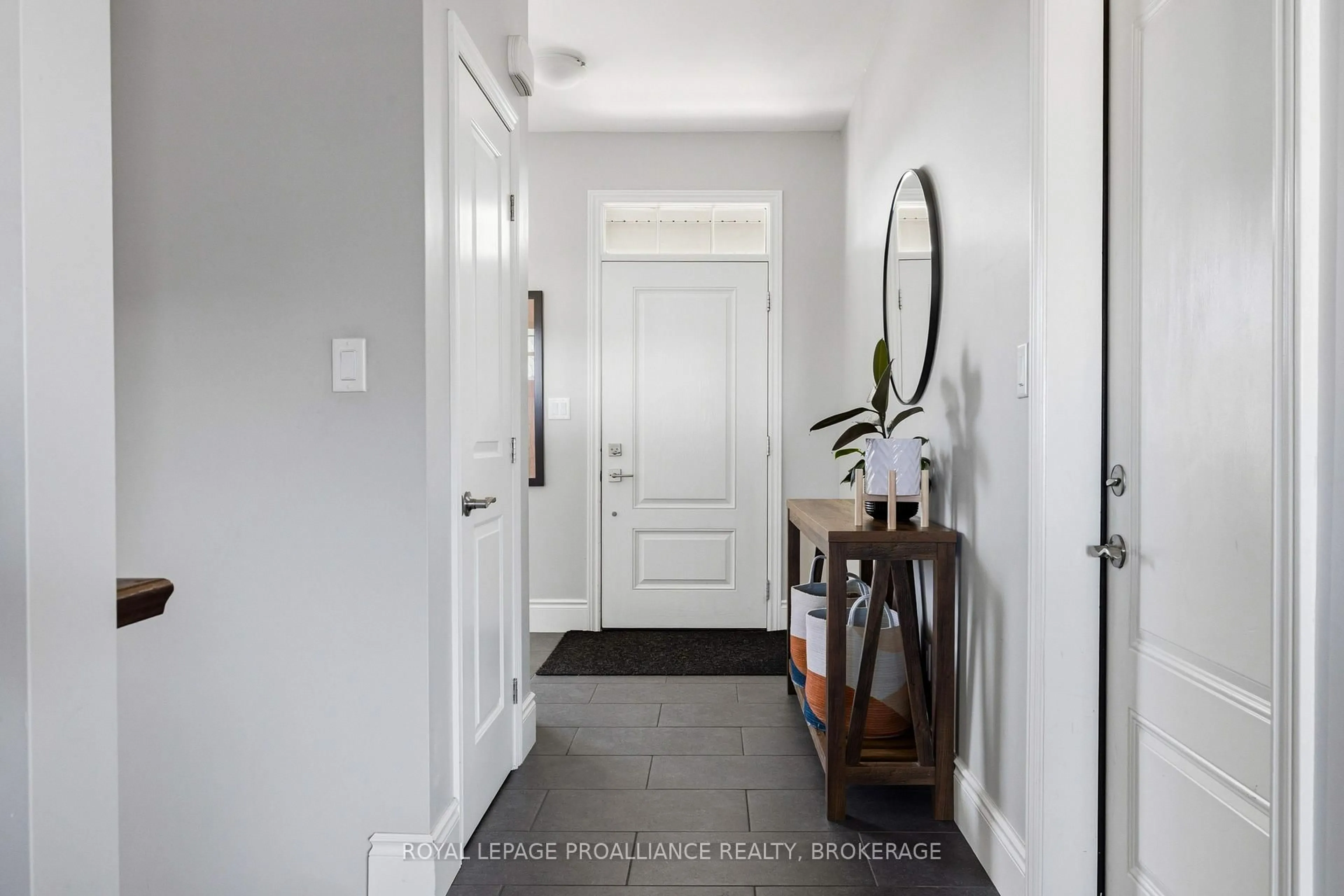 Indoor entryway for 1446 Evergreen Dr, Kingston Ontario K7P 0N1