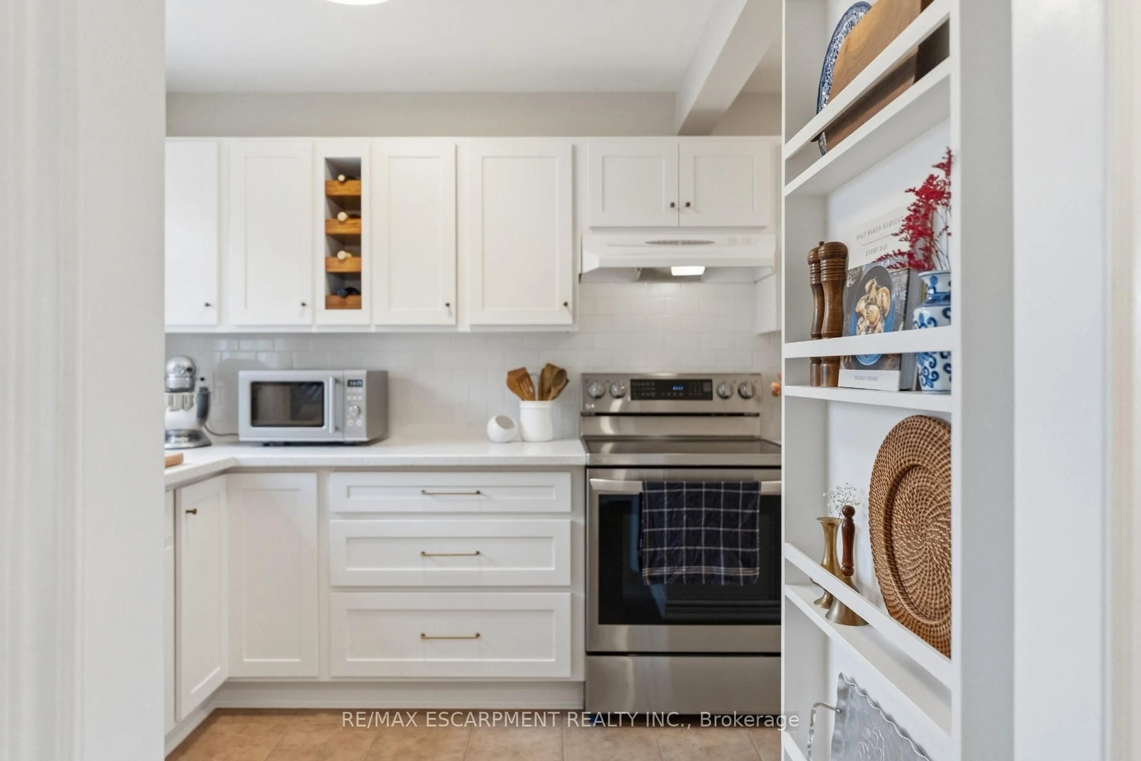 Unknown for 201 Queen Victoria Dr #121, Hamilton Ontario L8W 1W7