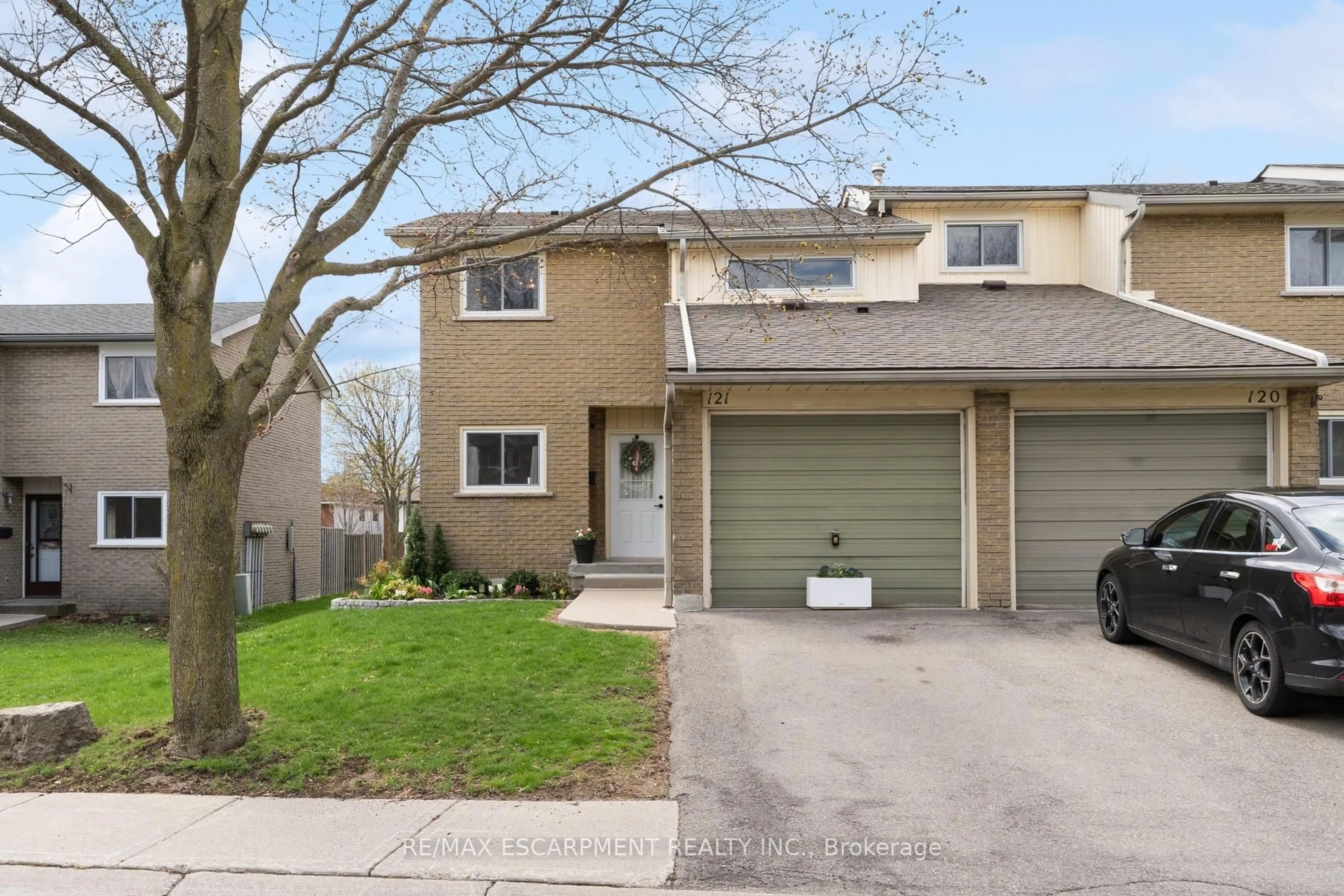 Home with vinyl exterior material, street for 201 Queen Victoria Dr #121, Hamilton Ontario L8W 1W7