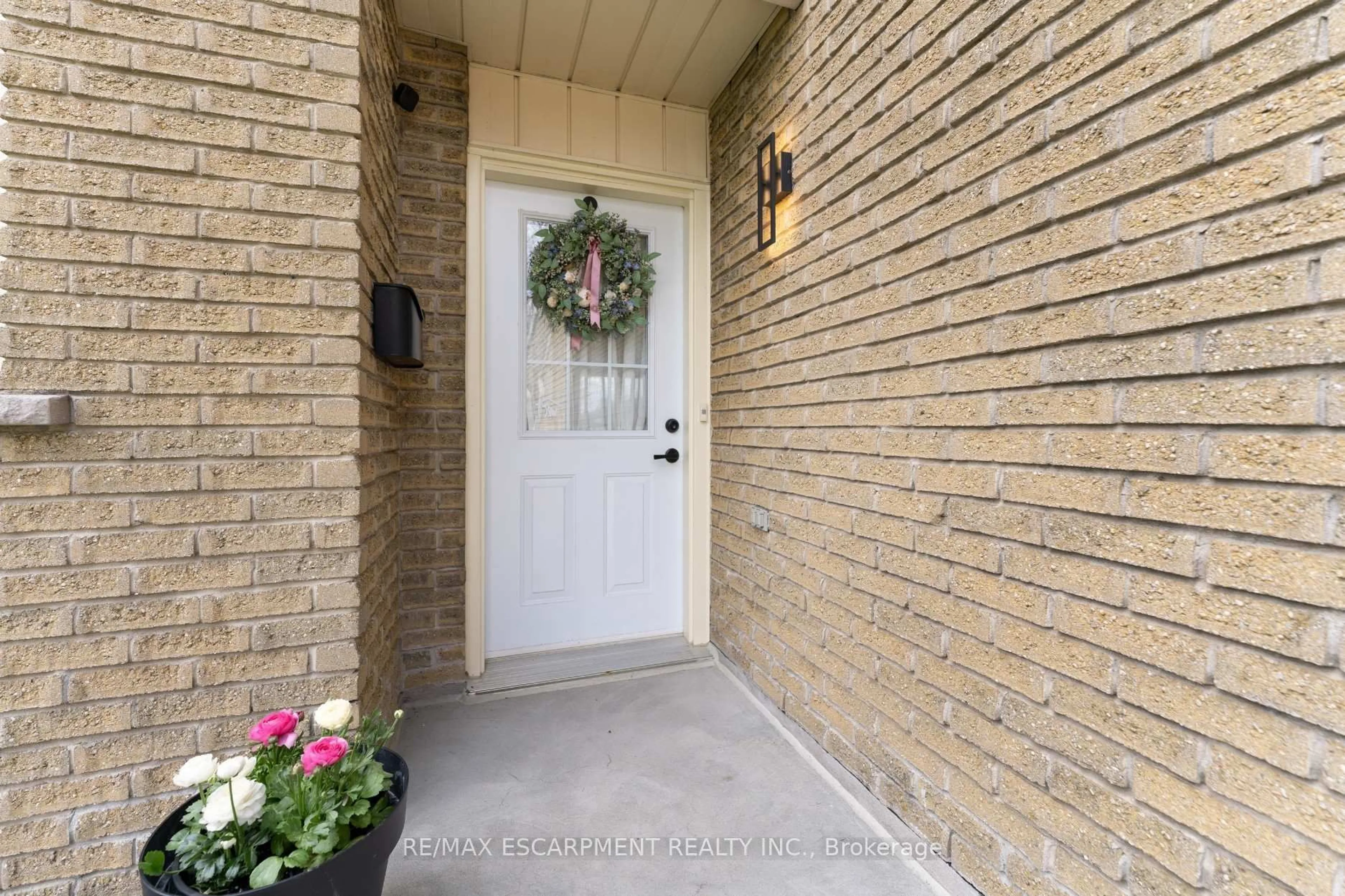 Indoor entryway for 201 Queen Victoria Dr #121, Hamilton Ontario L8W 1W7