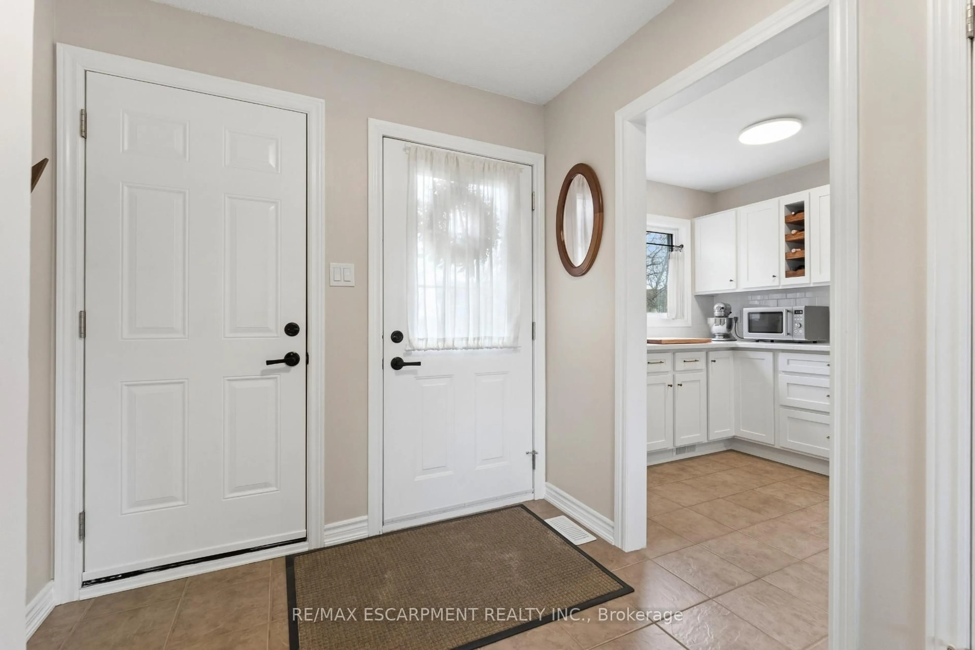 Indoor entryway for 201 Queen Victoria Dr #121, Hamilton Ontario L8W 1W7