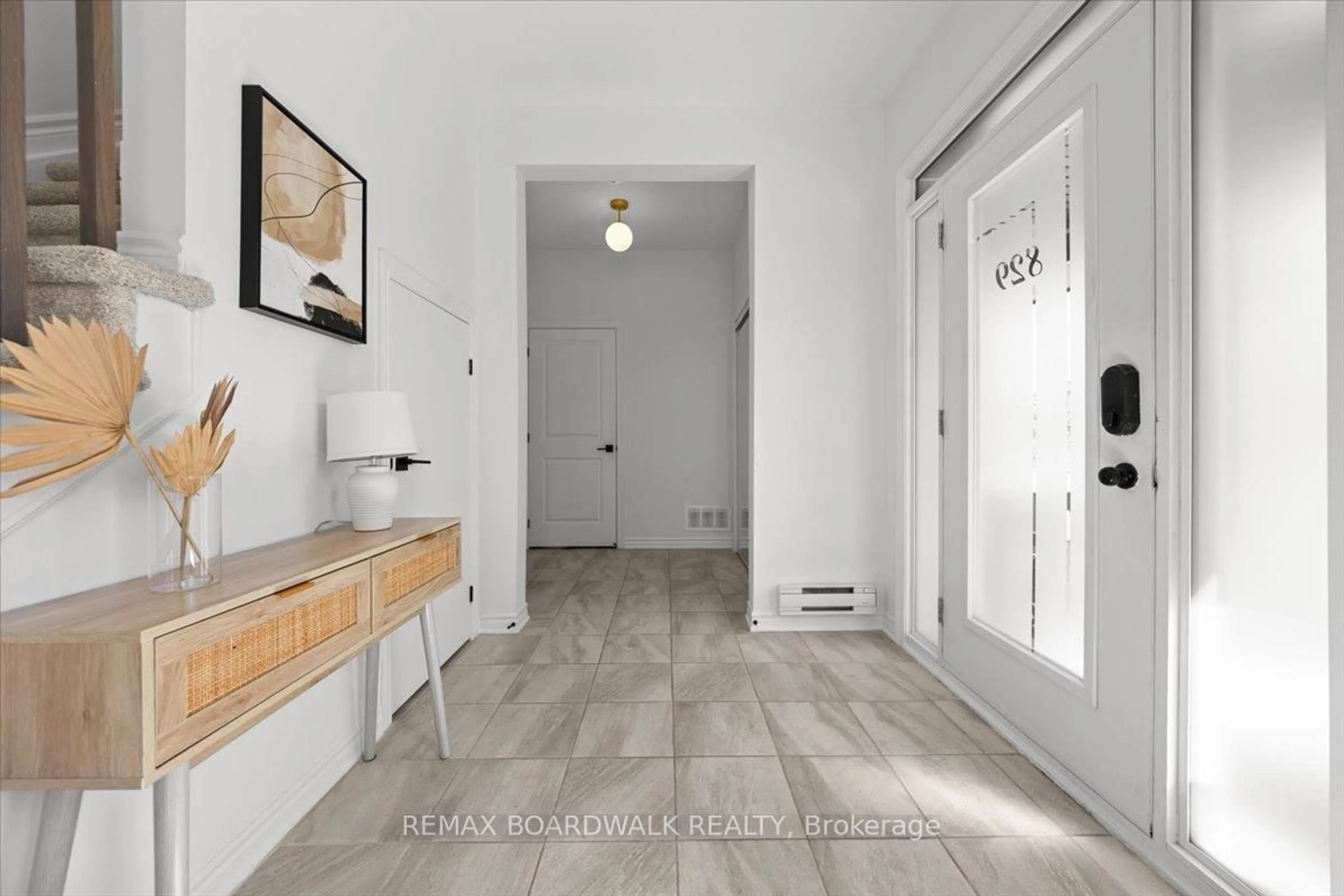 Indoor entryway for 829 Kiniw Private, Ottawa Ontario K1K 0P5