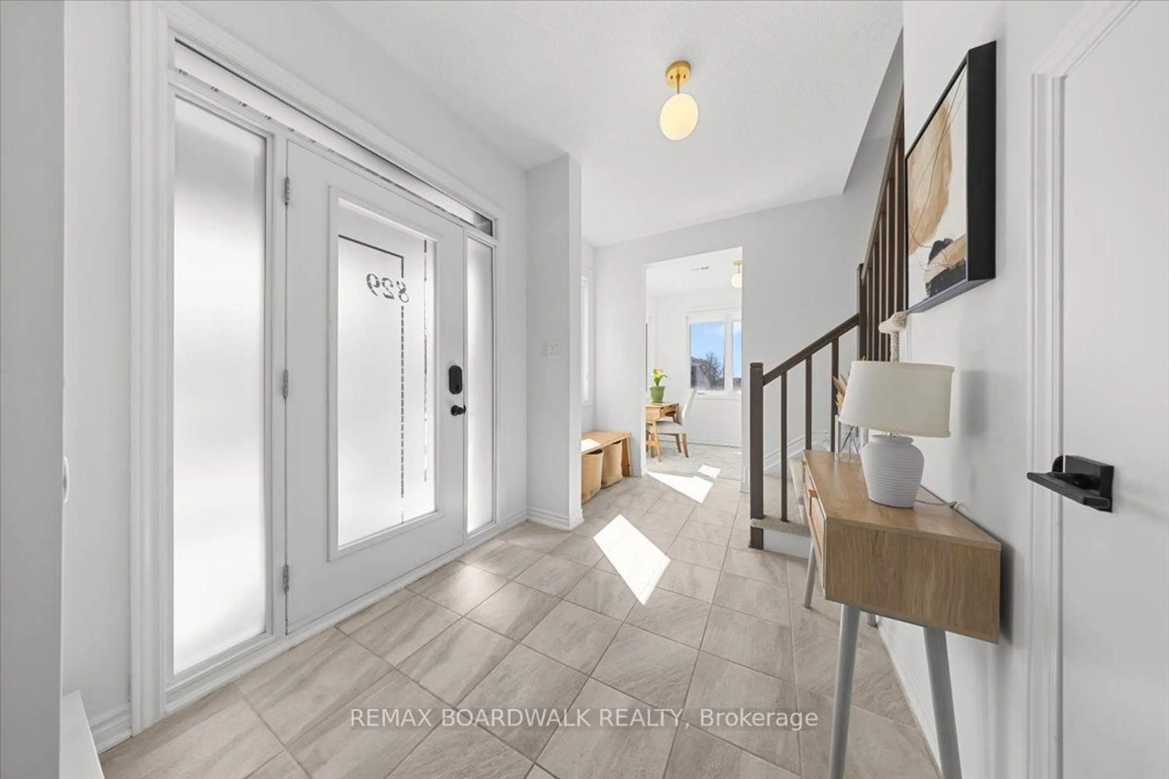 Indoor entryway for 829 Kiniw Private, Ottawa Ontario K1K 0P5