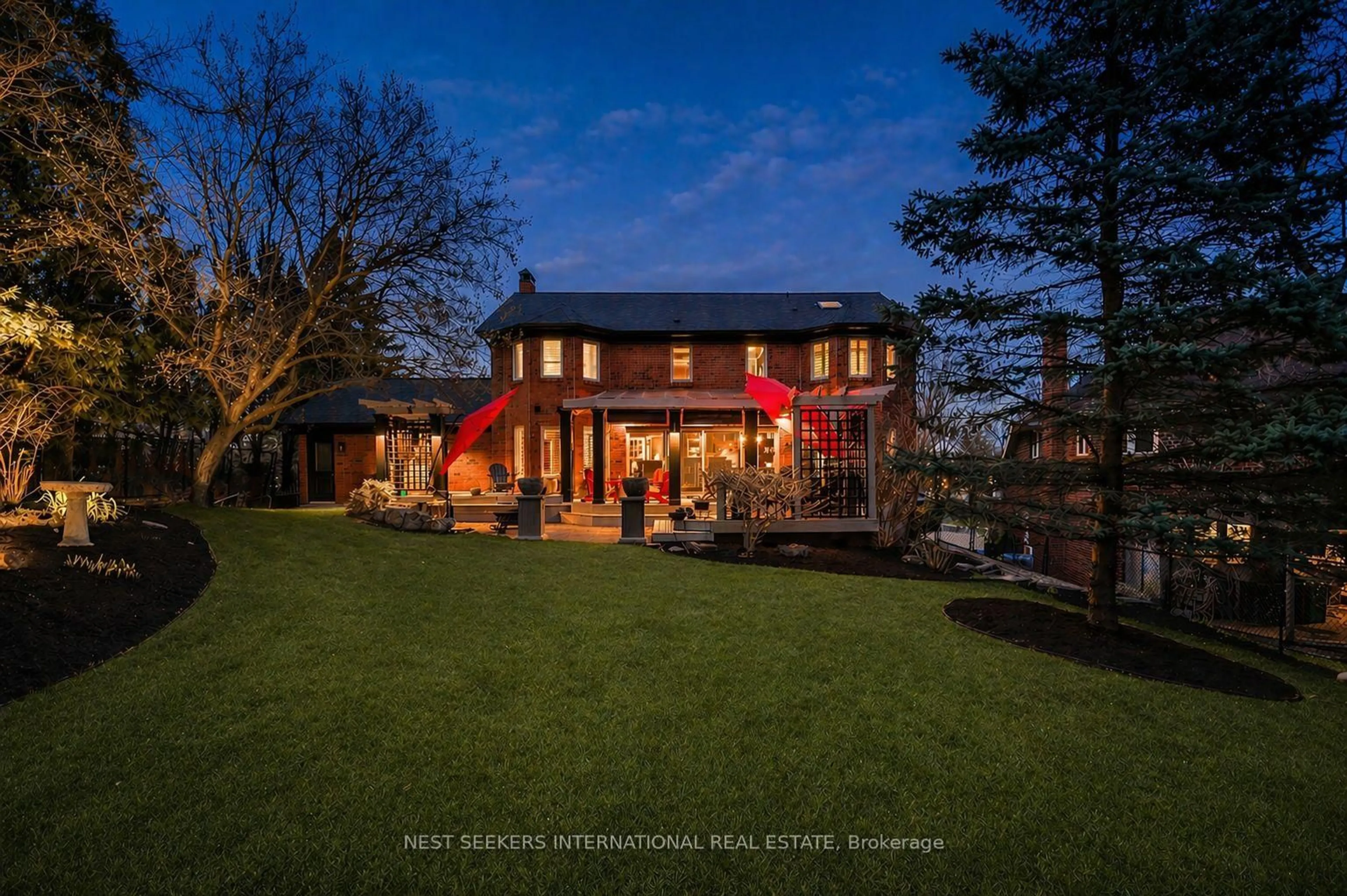 A pic from outside/outdoor area/front of a property/back of a property/a pic from drone, building for 481 Mill Park Dr, Kitchener Ontario N2P 2L4