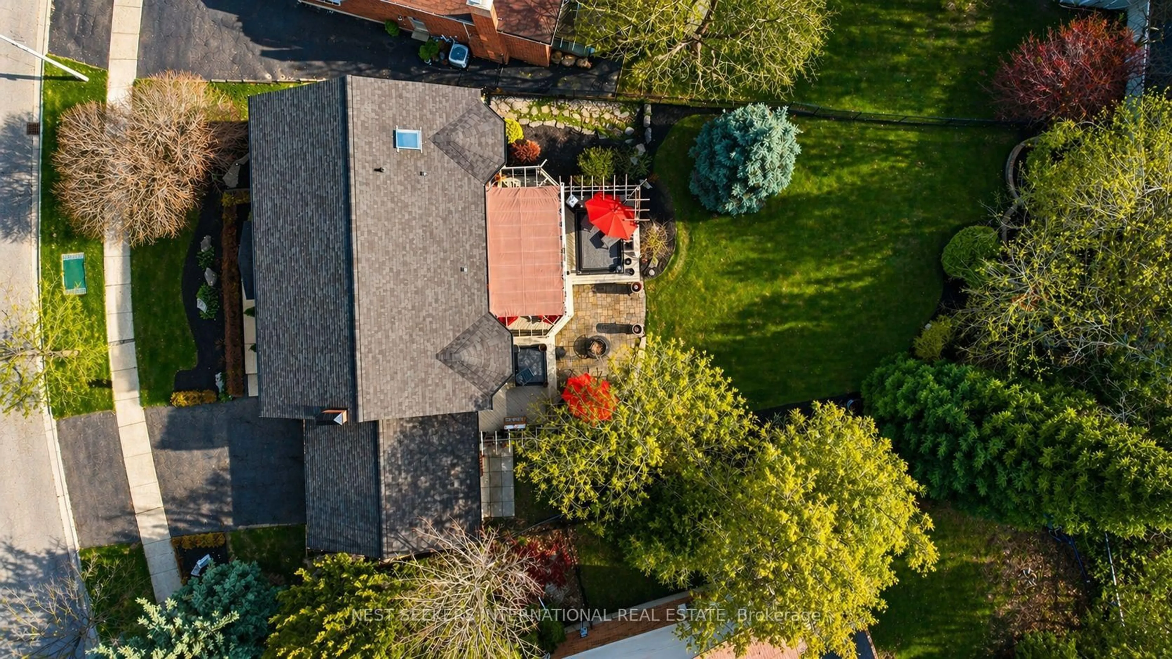 A pic from outside/outdoor area/front of a property/back of a property/a pic from drone, street for 481 Mill Park Dr, Kitchener Ontario N2P 2L4