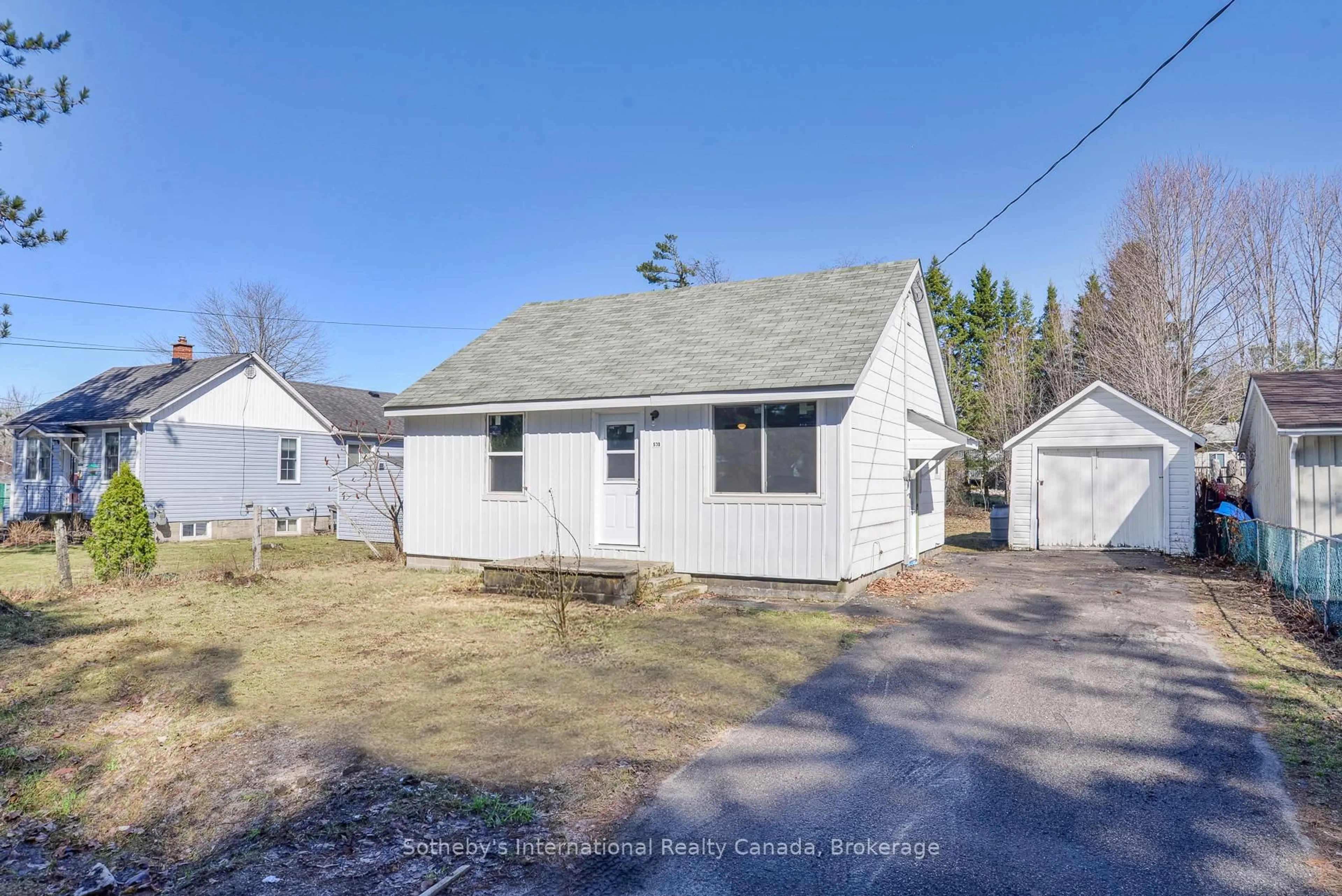 A pic from outside/outdoor area/front of a property/back of a property/a pic from drone, street for 530 Pinedale Rd, Gravenhurst Ontario P1P 1M1