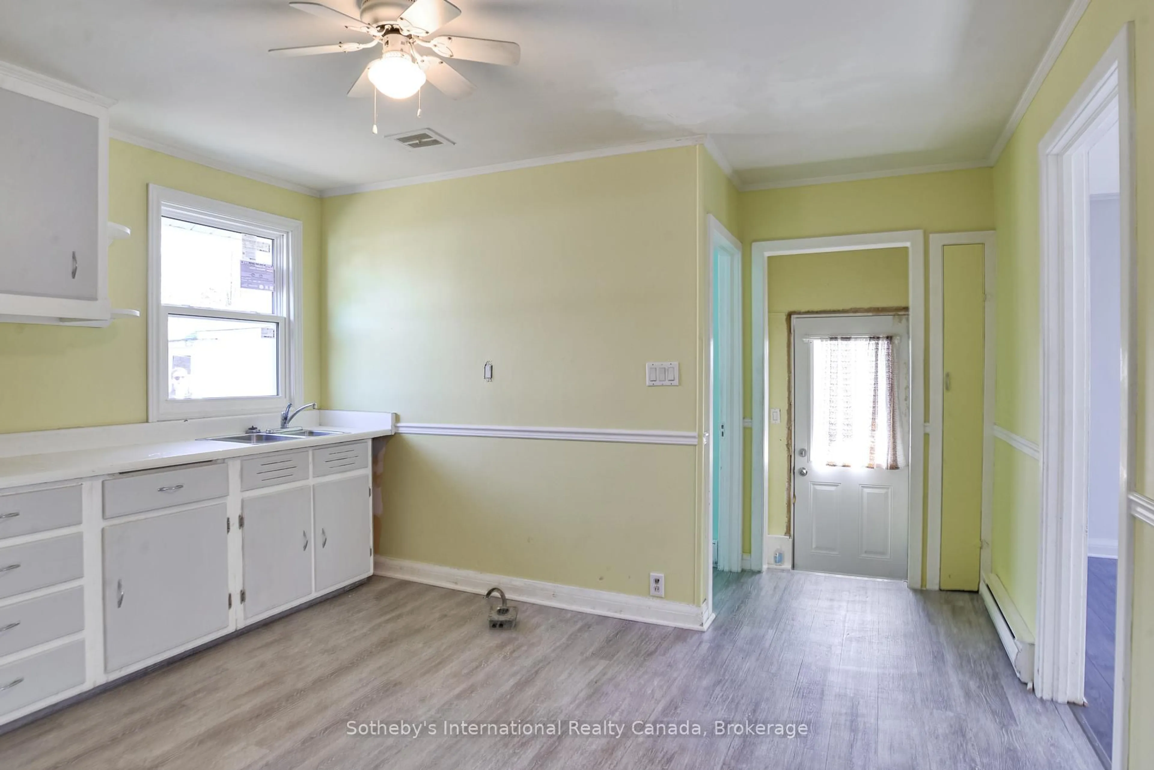 A pic of a room for 530 Pinedale Rd, Gravenhurst Ontario P1P 1M1