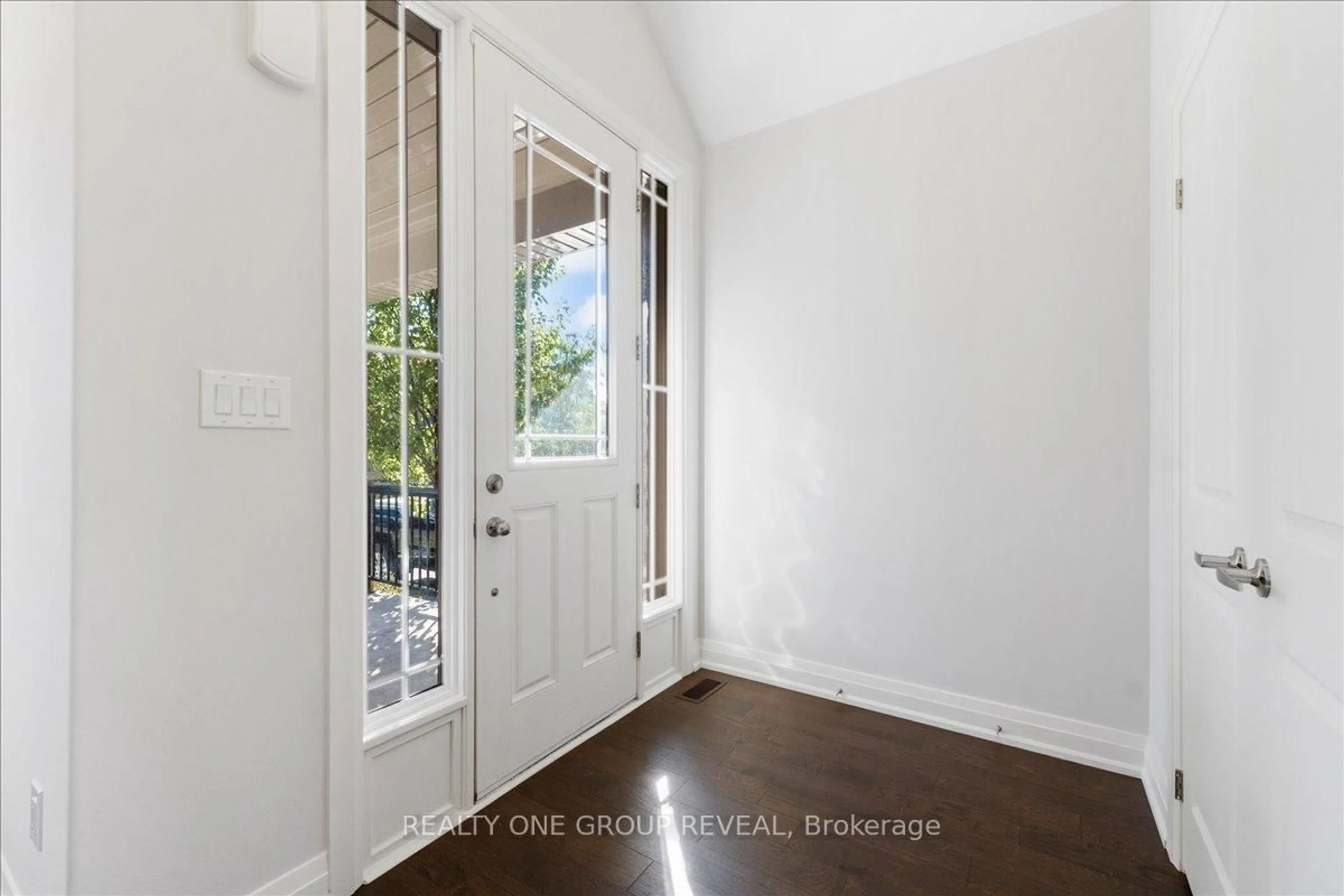 Indoor entryway for 1054 Rippingale Tr, Peterborough Ontario K9H 0J8