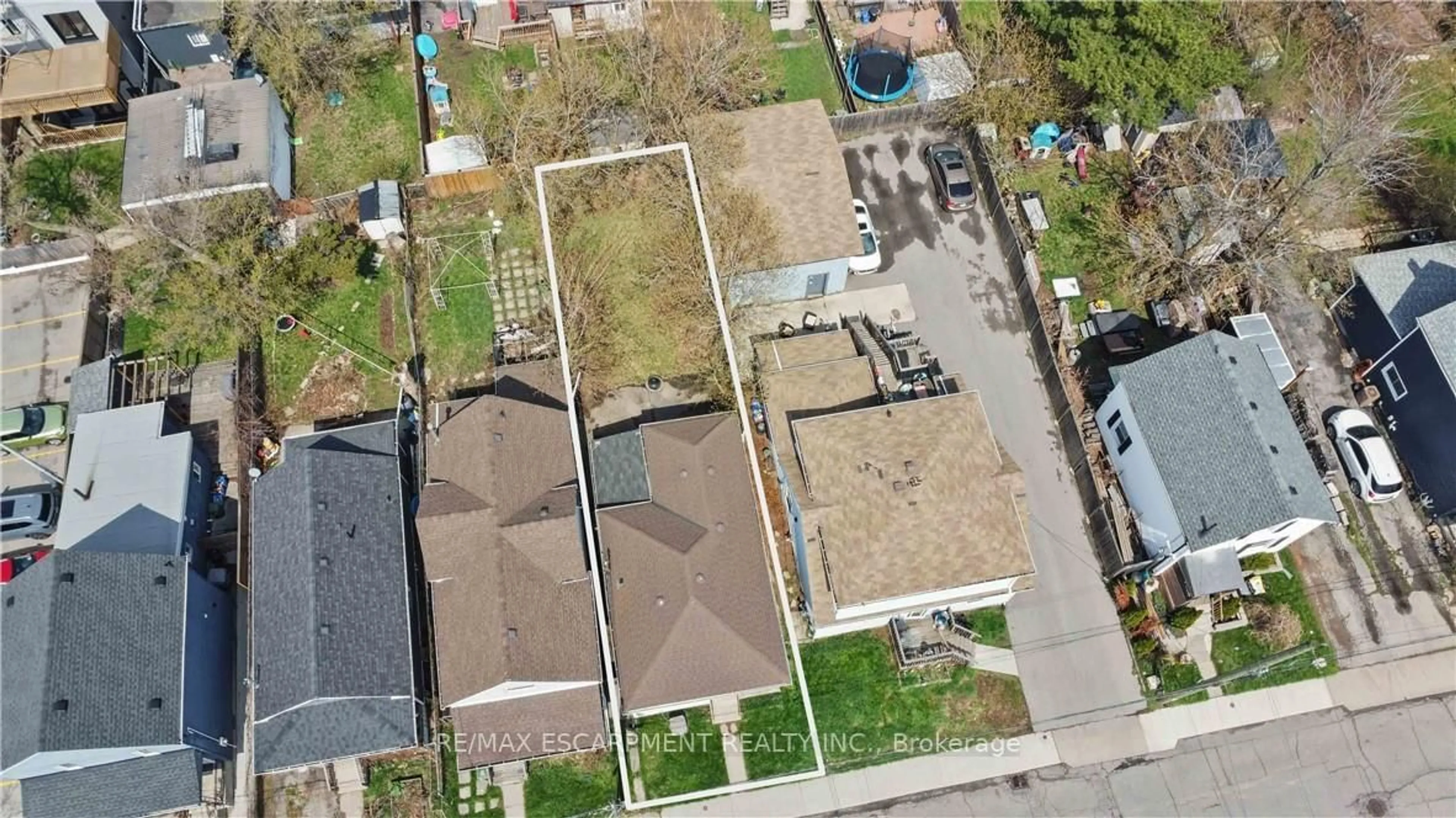 A pic from outside/outdoor area/front of a property/back of a property/a pic from drone, street for 27 Edinburgh Ave, Hamilton Ontario L8H 2C4