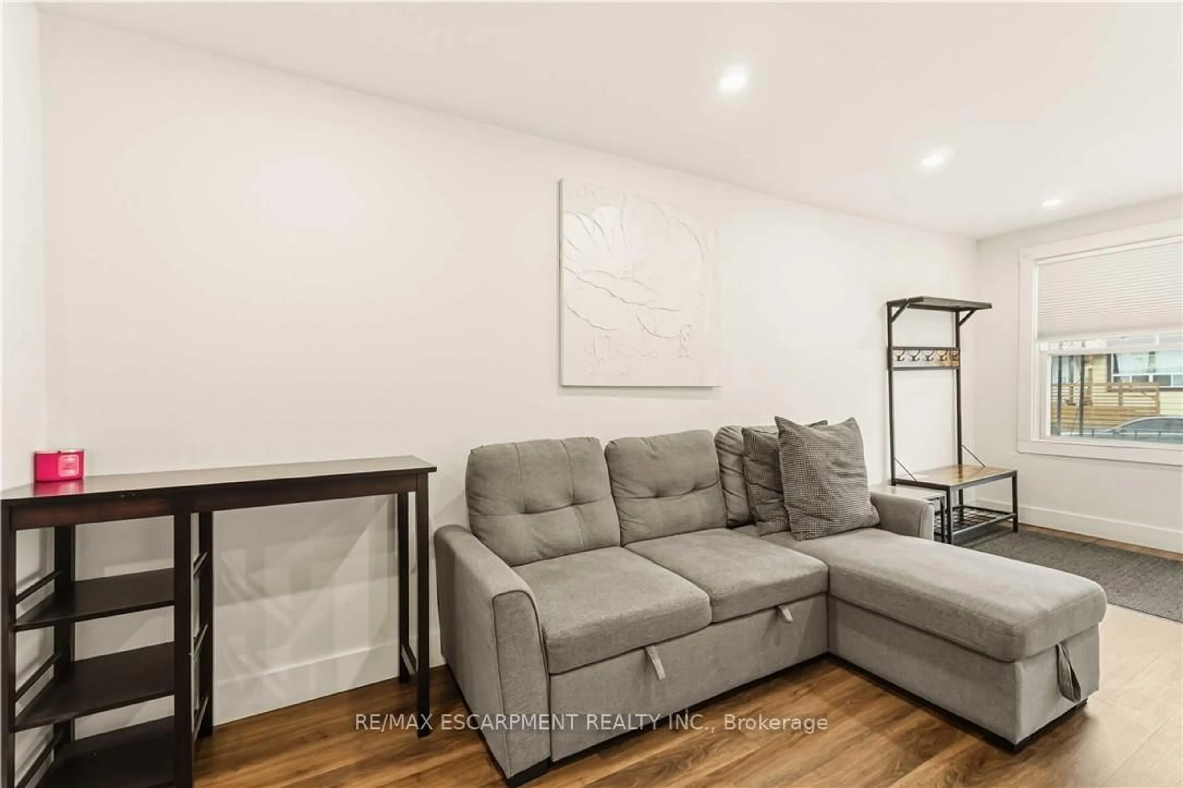 Living room with furniture, wood/laminate floor for 27 Edinburgh Ave, Hamilton Ontario L8H 2C4