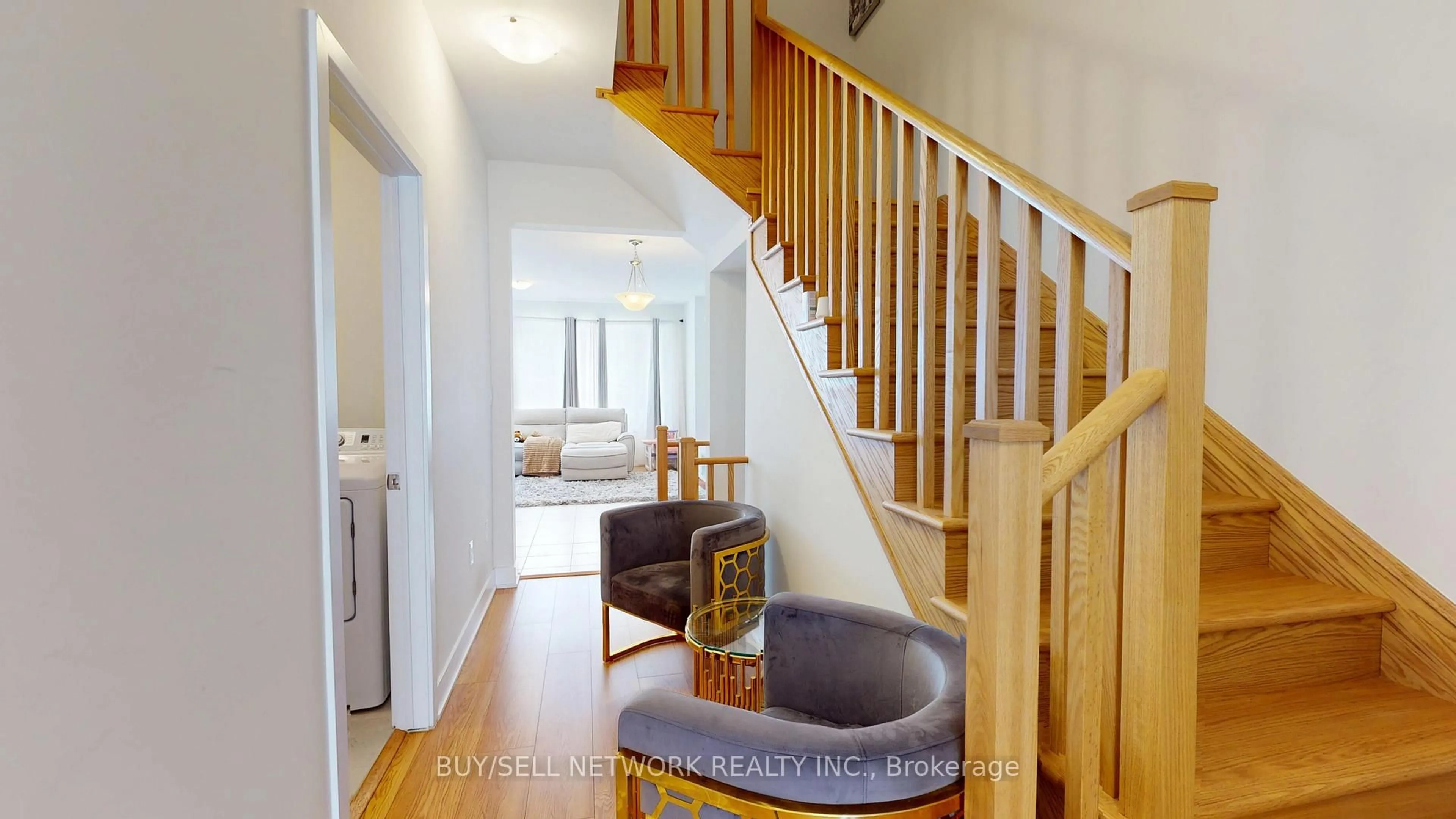 Indoor foyer for 649 Pollock Grve, Peterborough Ontario K9K 0J6