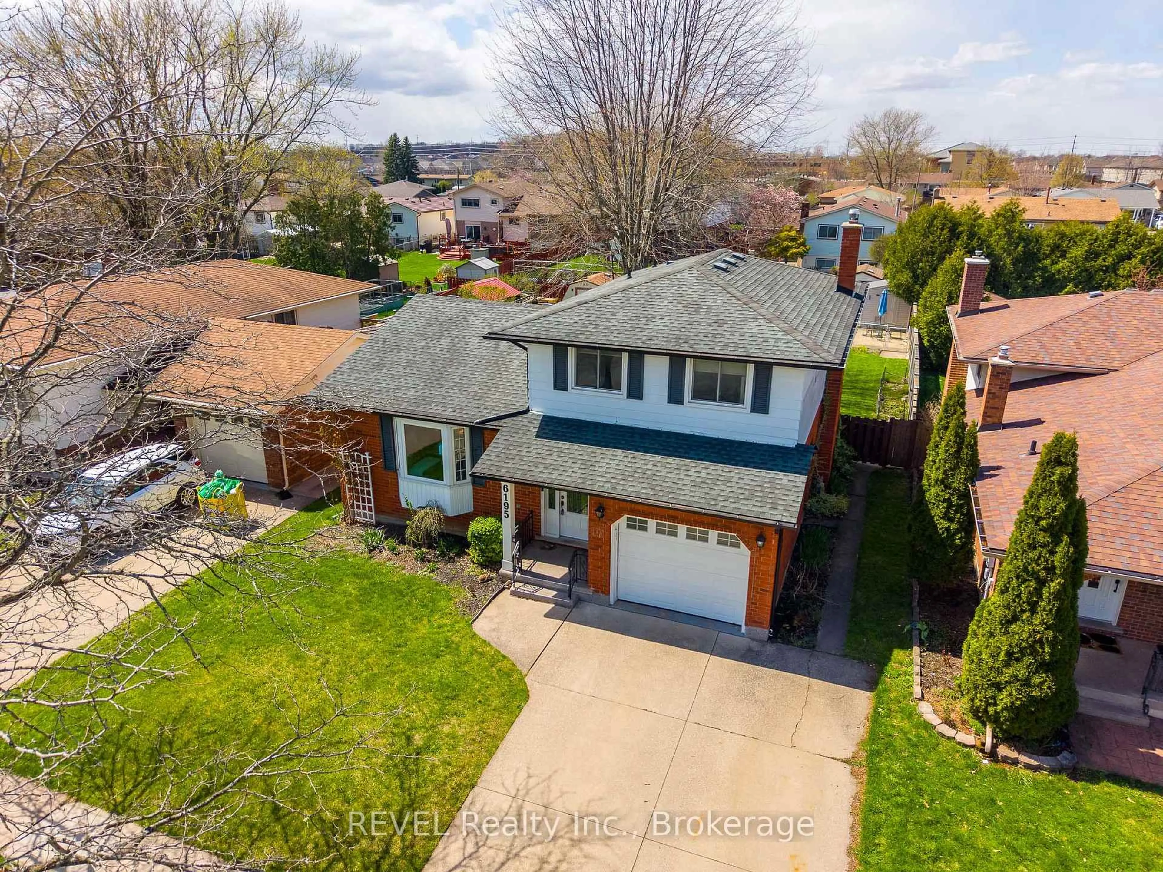 A pic from outside/outdoor area/front of a property/back of a property/a pic from drone, street for 6195 Eldorado Ave, Niagara Falls Ontario L2H 1S5