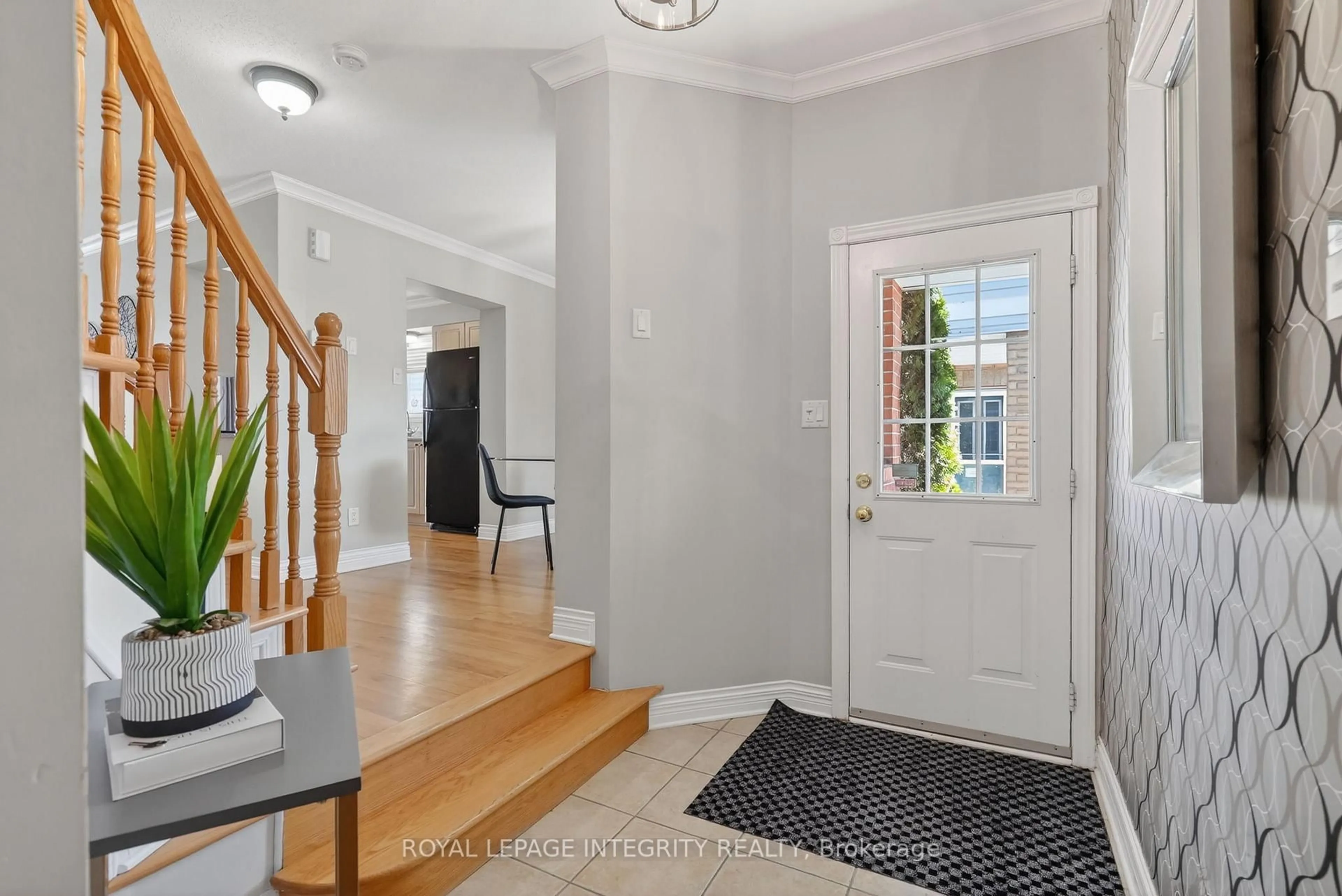 Indoor entryway for 33 Grammercy Park, Ottawa Ontario K2C 4E1