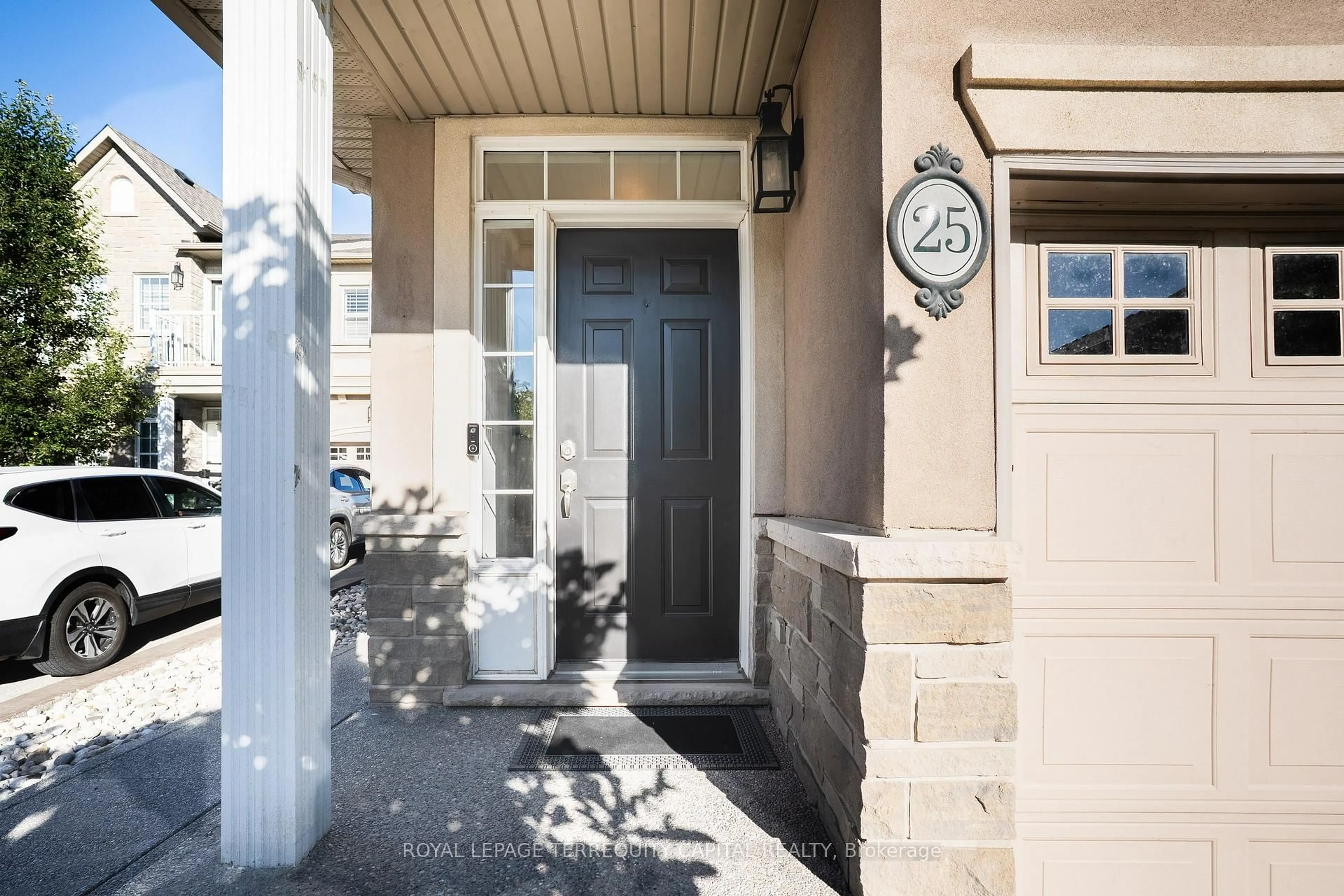 Indoor entryway for 31 Sunvale Pl #25, Hamilton Ontario L8E 4Z6