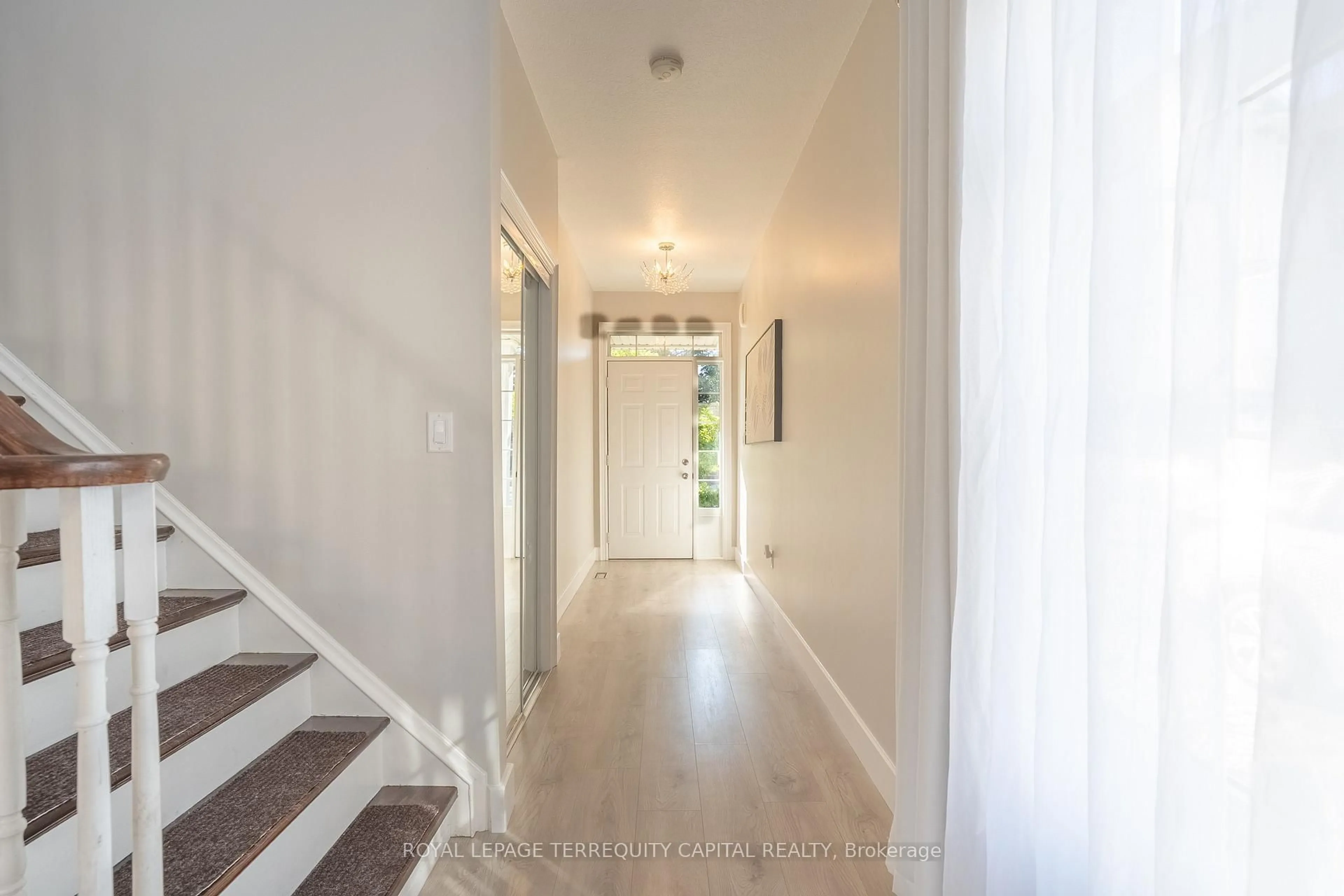 Indoor entryway for 31 Sunvale Pl #25, Hamilton Ontario L8E 4Z6