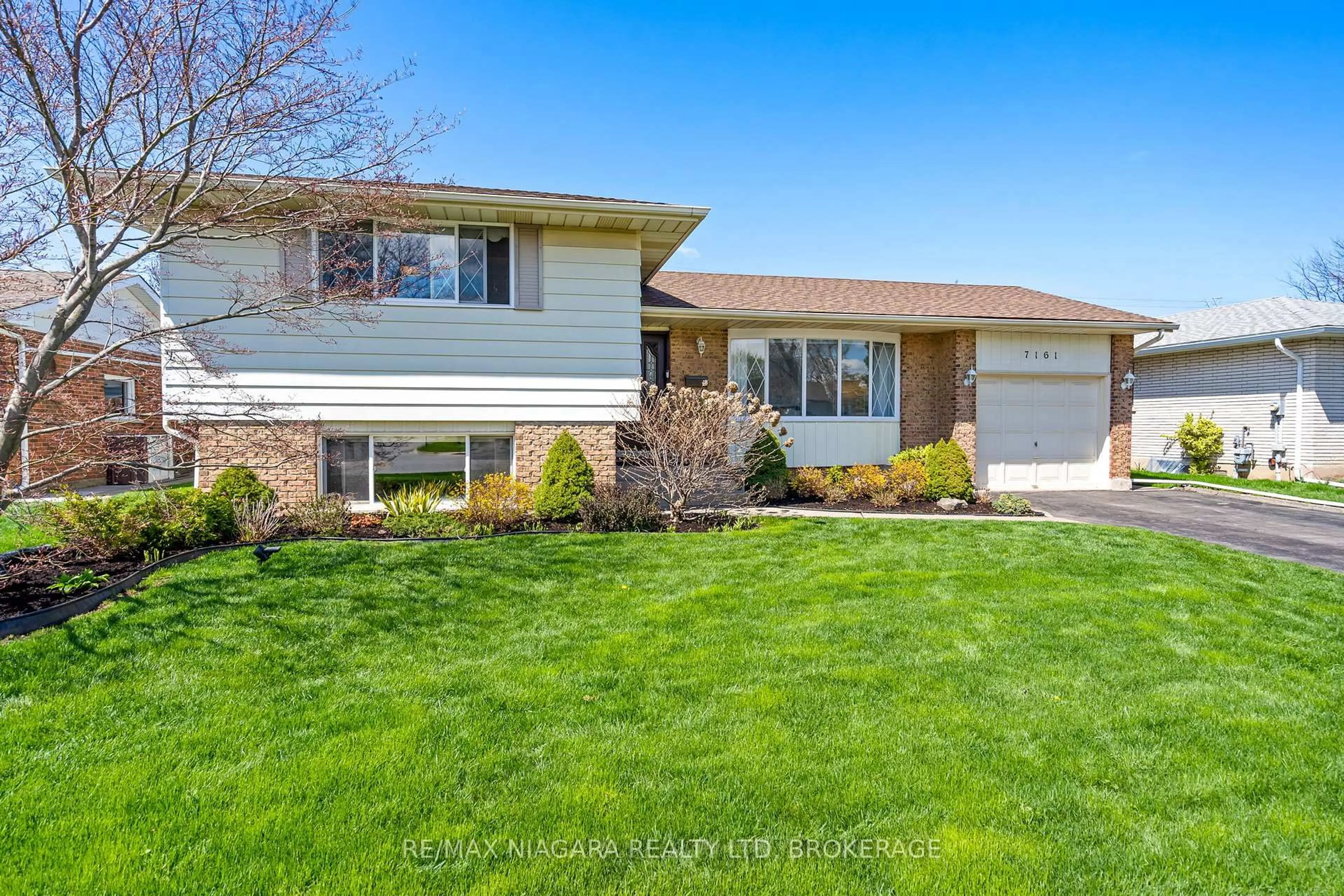 Home with vinyl exterior material, street for 7161 Casey St, Niagara Falls Ontario L2J 3P7