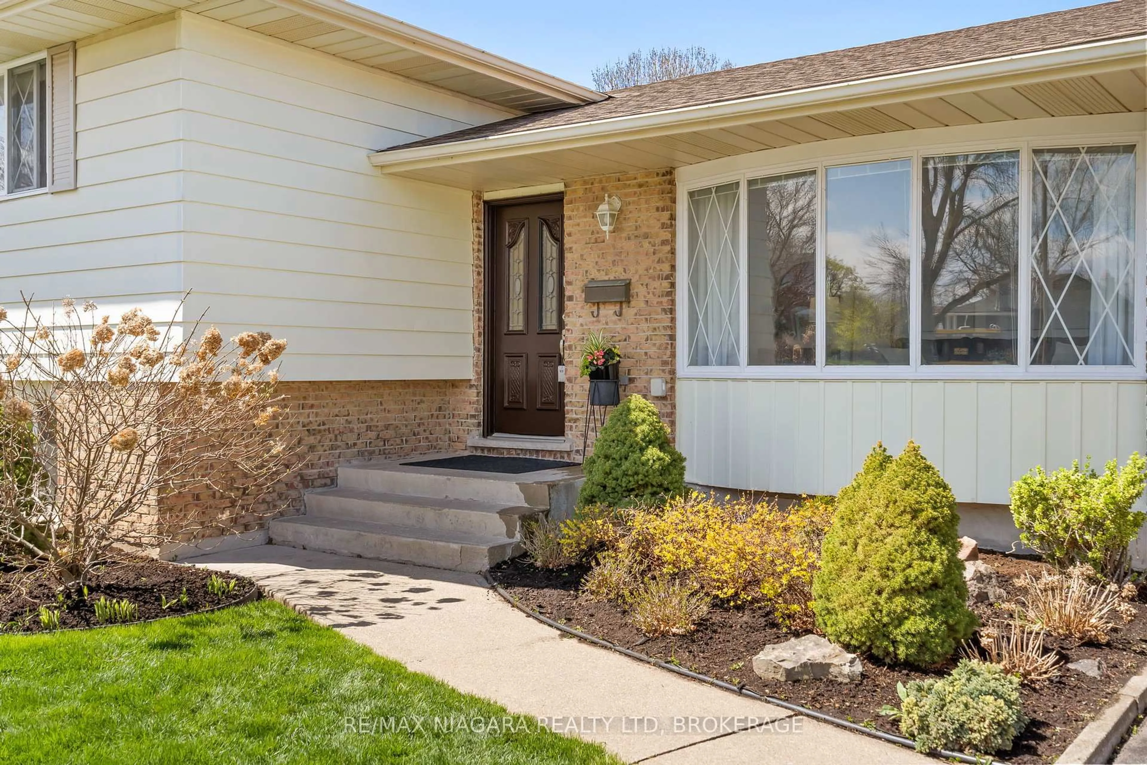 Home with vinyl exterior material, street for 7161 Casey St, Niagara Falls Ontario L2J 3P7