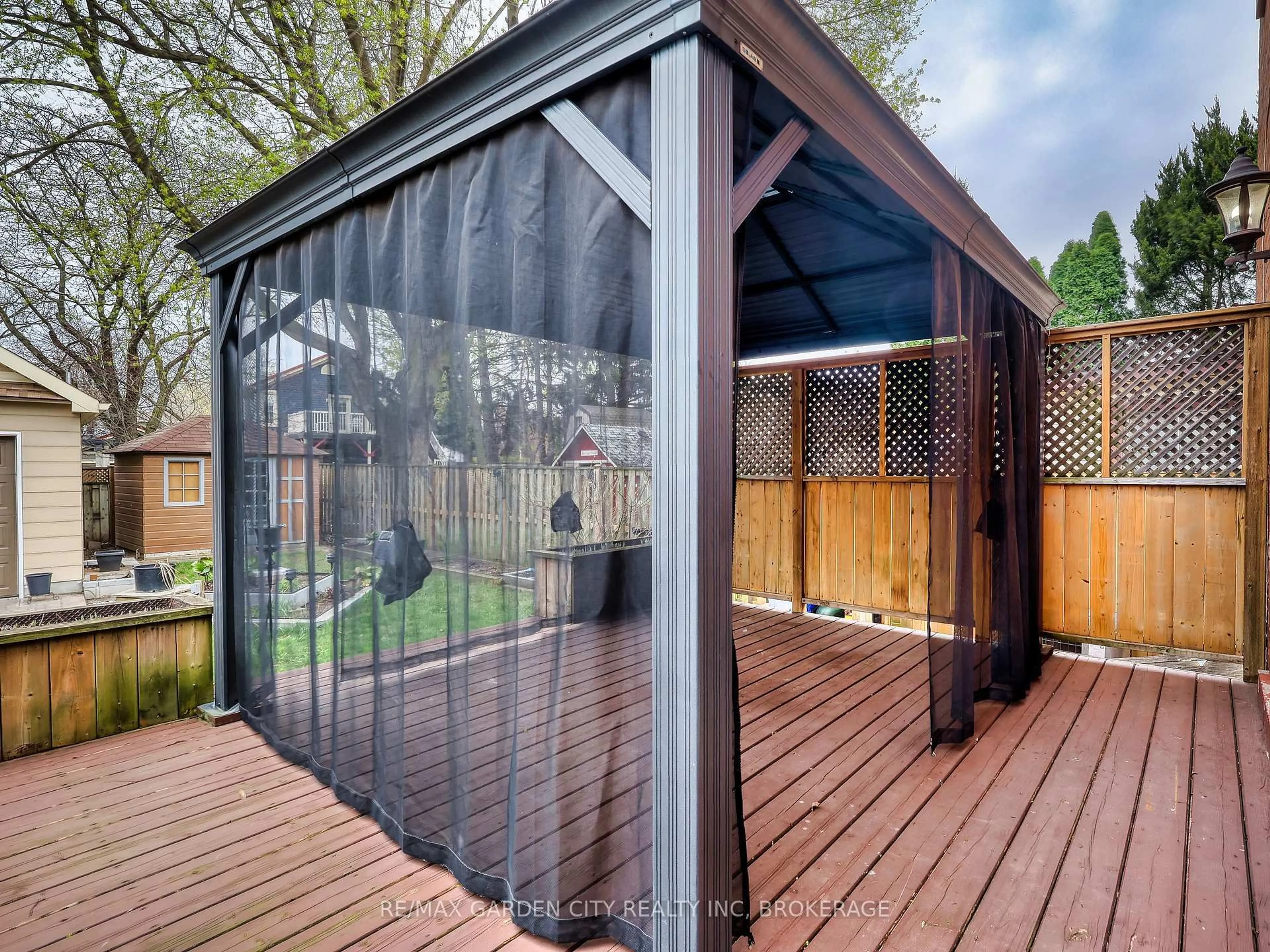 Patio, forest/trees view for 60 Woodland Ave, St. Catharines Ontario L2R 5A3