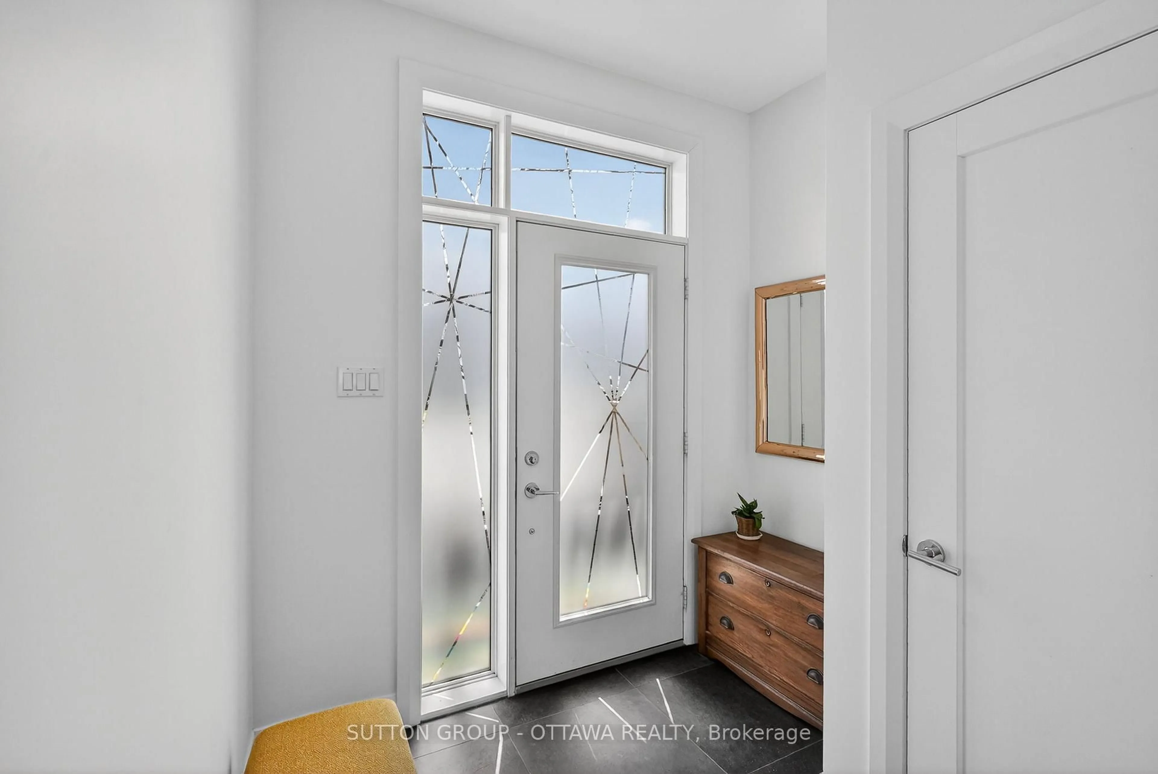Indoor entryway for 31 CARLOTTA Ave, Ottawa Ontario K1L 6S5