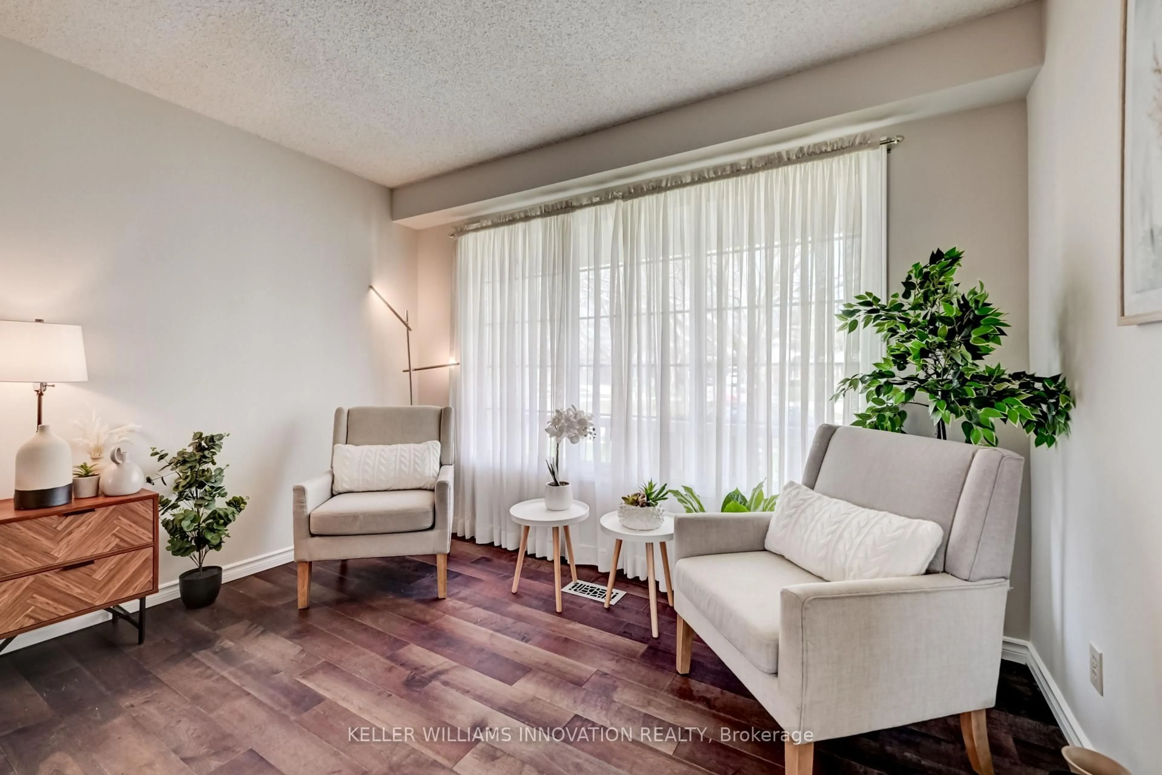 Living room with furniture, unknown for 33 Carlyle Pl, Kitchener Ontario N2P 1R6