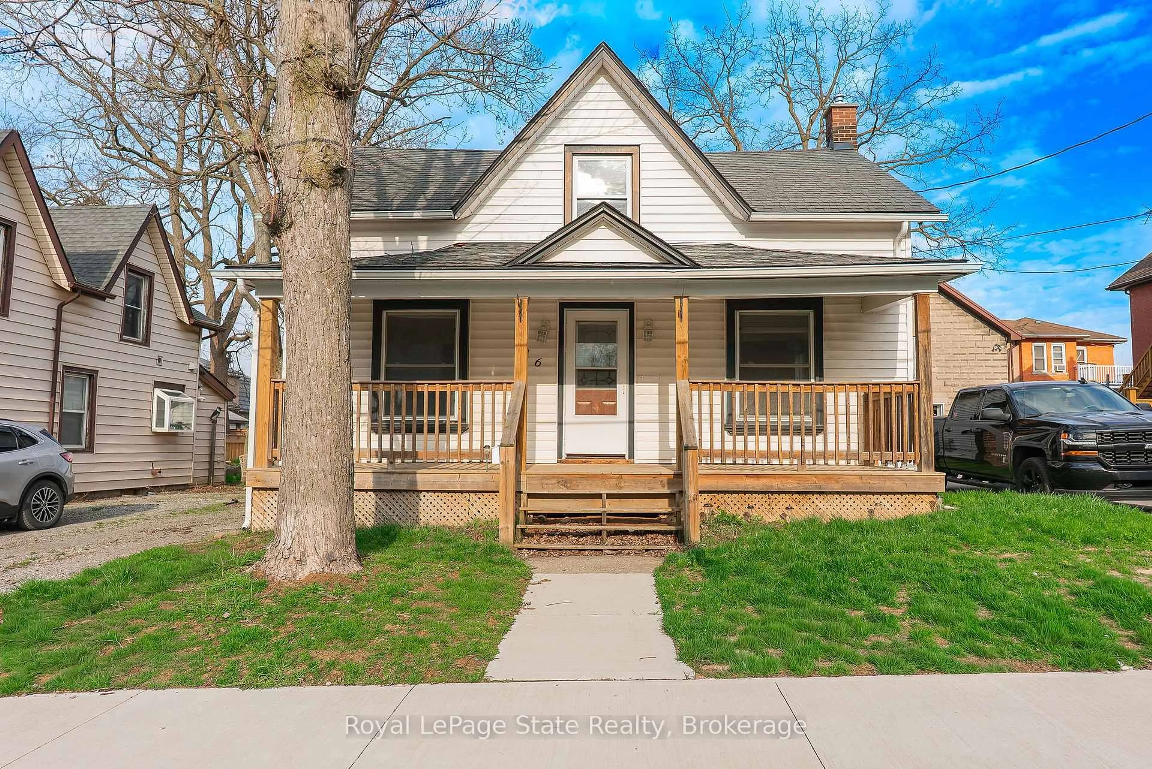 Home with vinyl exterior material, street for 16 Franklin St, Welland Ontario L3C 1R7