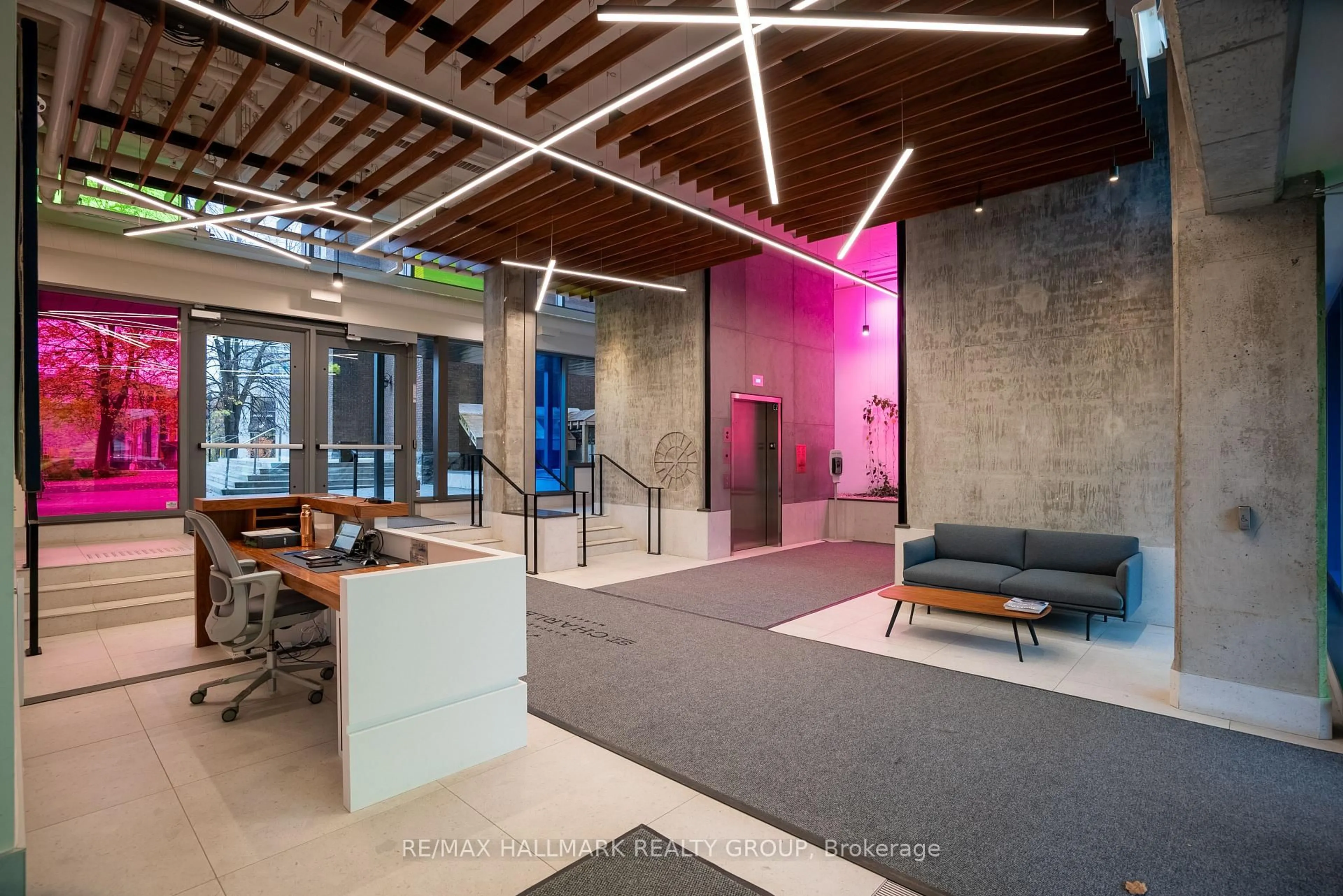 Indoor foyer for 135 Barrette St #607, Ottawa Ontario K1L 7Z9