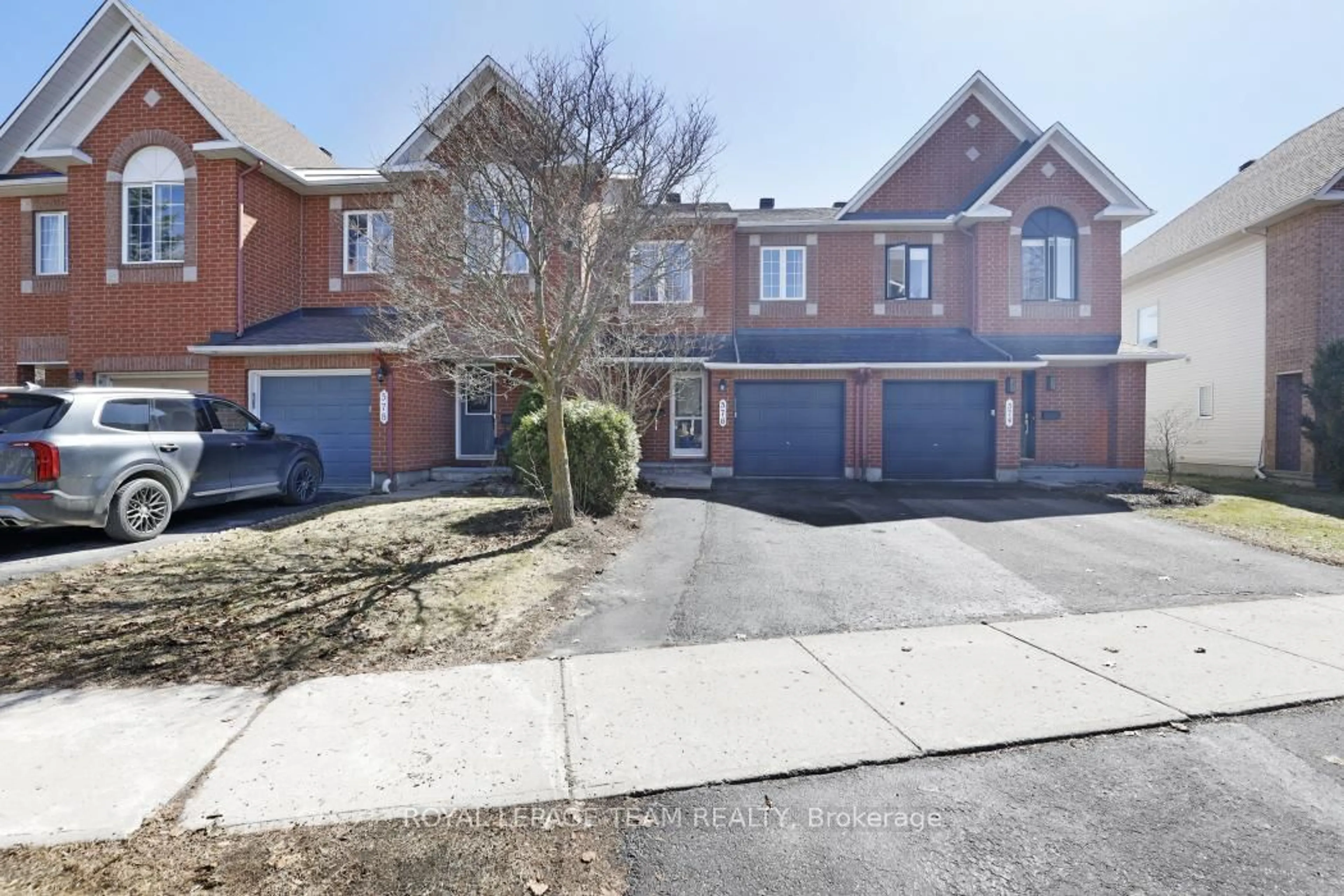 A pic from outside/outdoor area/front of a property/back of a property/a pic from drone, street for 576 Chardonnay Dr, Ottawa Ontario K4A 4J9