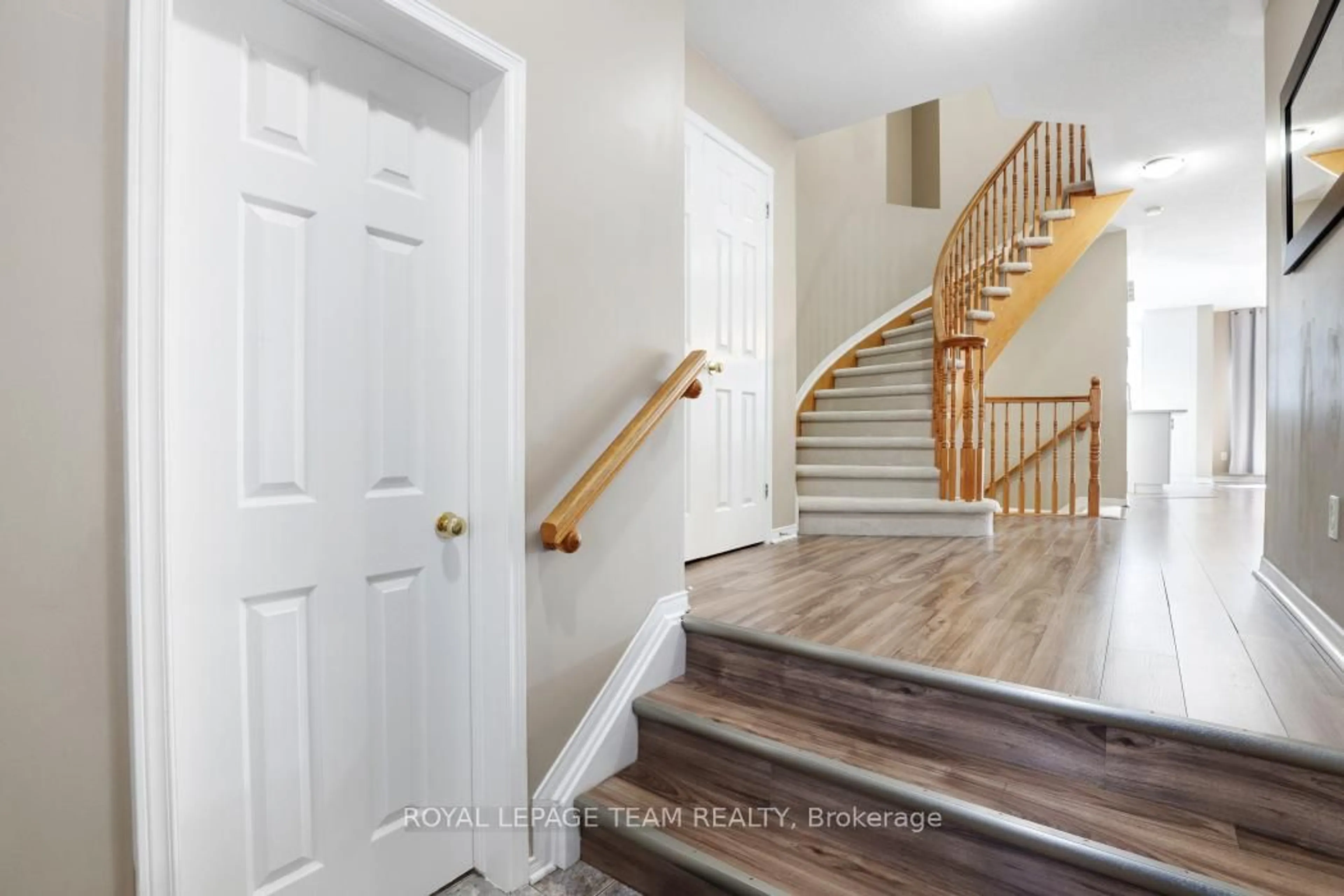 Indoor entryway for 576 Chardonnay Dr, Ottawa Ontario K4A 4J9