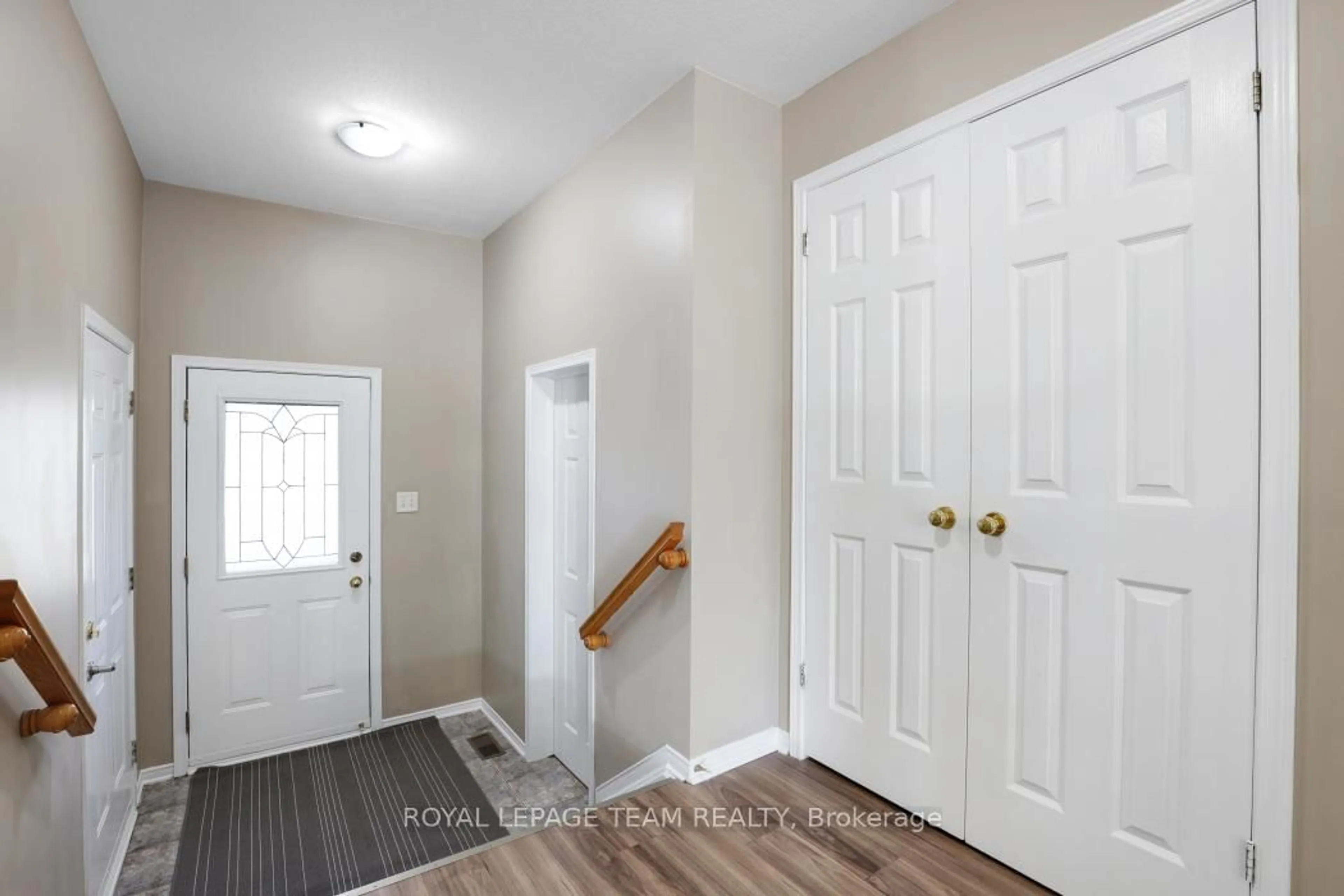 Indoor entryway for 576 Chardonnay Dr, Ottawa Ontario K4A 4J9