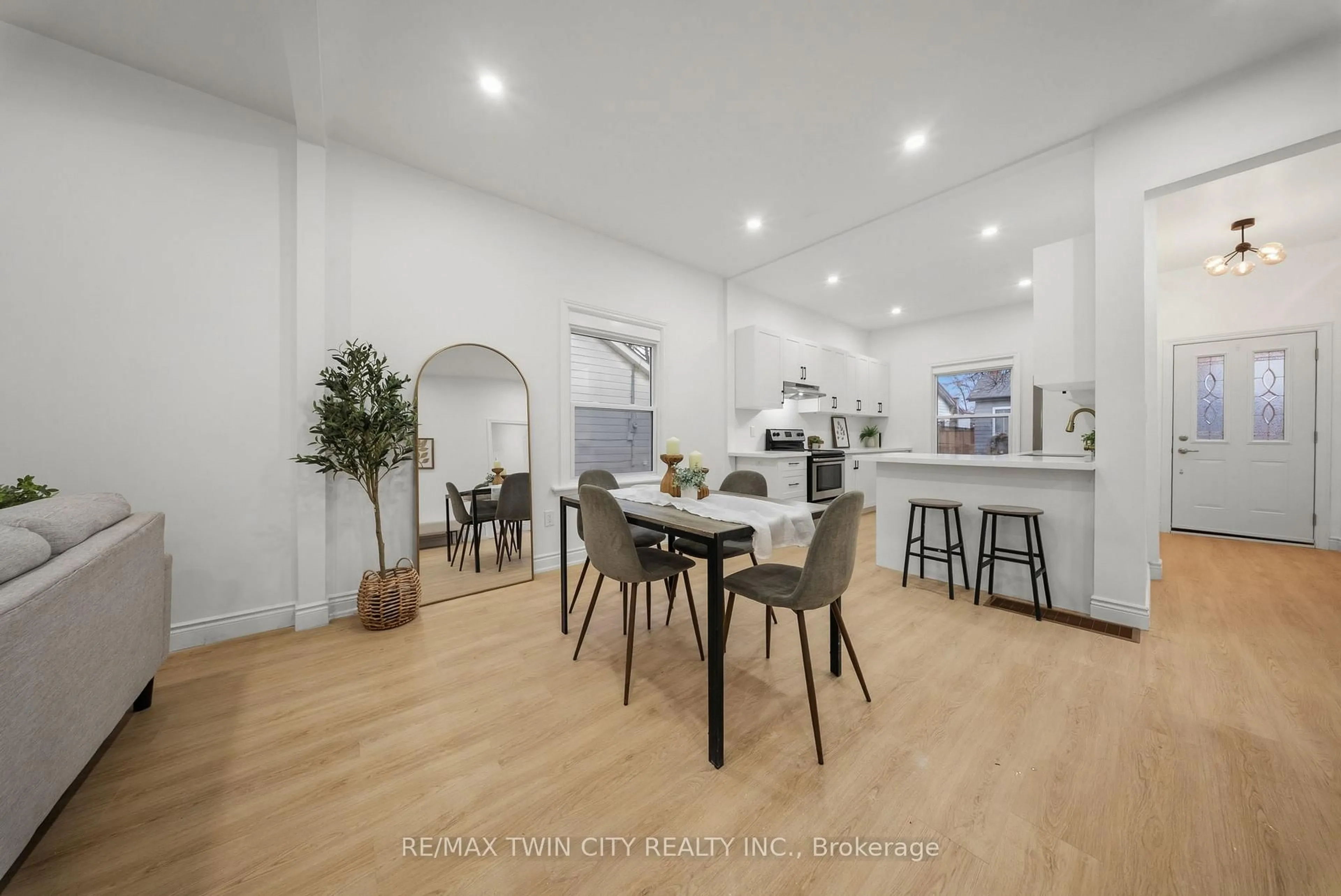 Unknown for 8 Main St, Brantford Ontario N3R 3X2