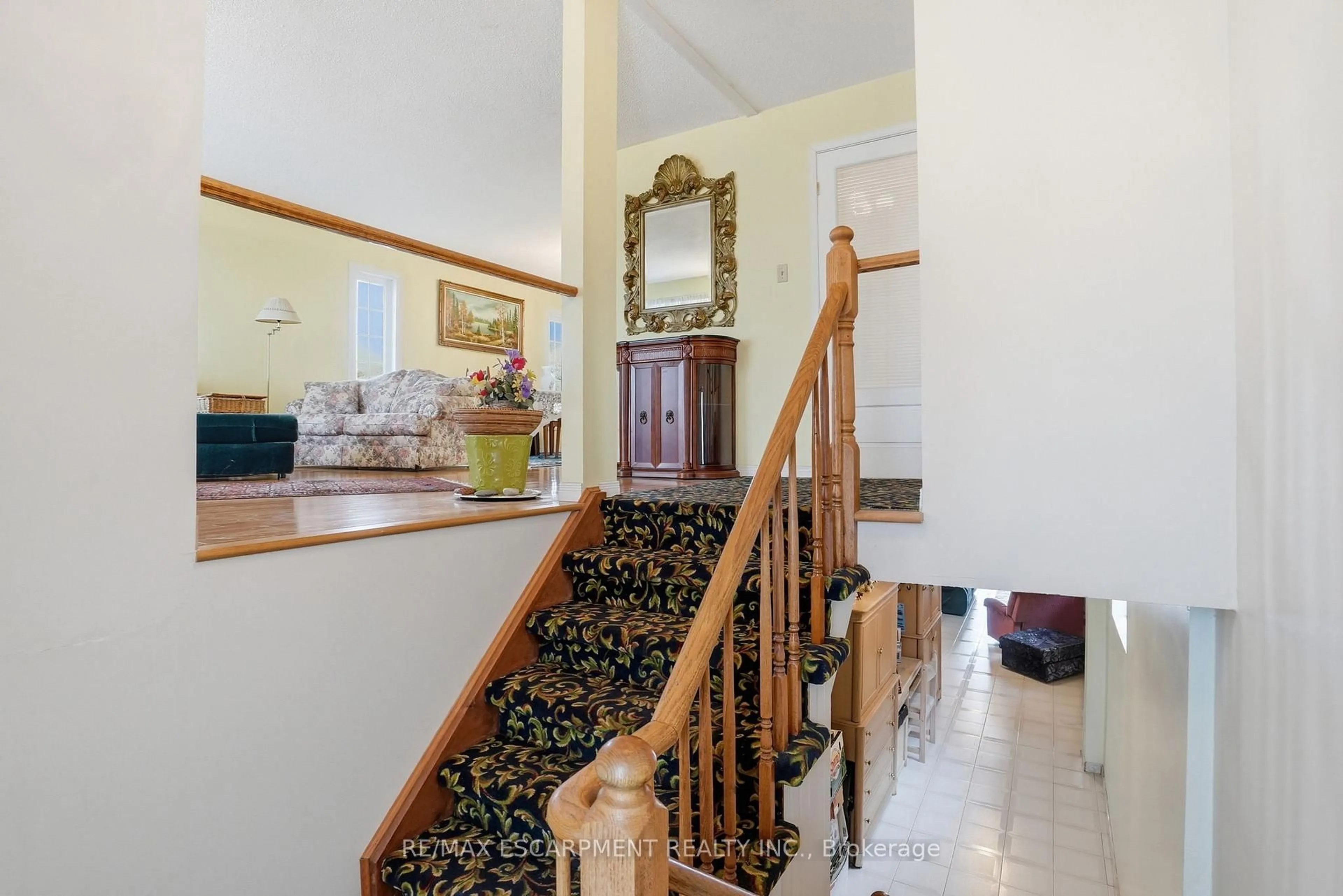 Indoor foyer for 233 Fruitland Rd, Hamilton Ontario L8E 5J8