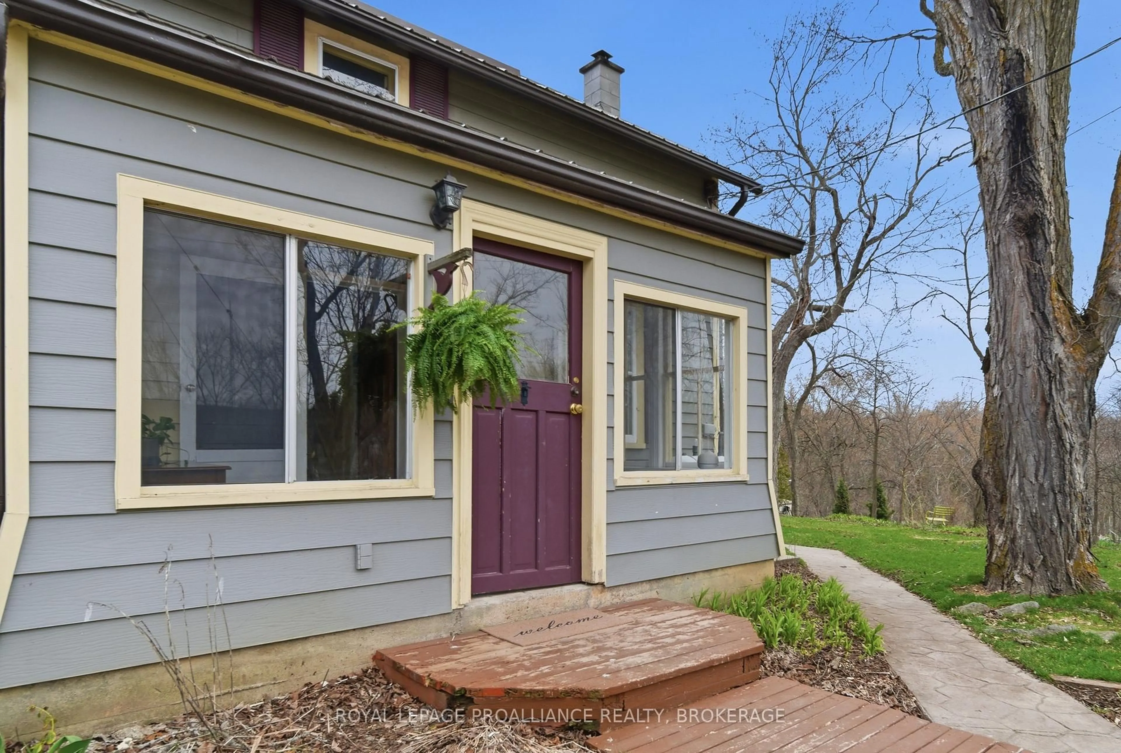 Unknown for 8 Ewart St, Yarker Ontario K0K 3N0