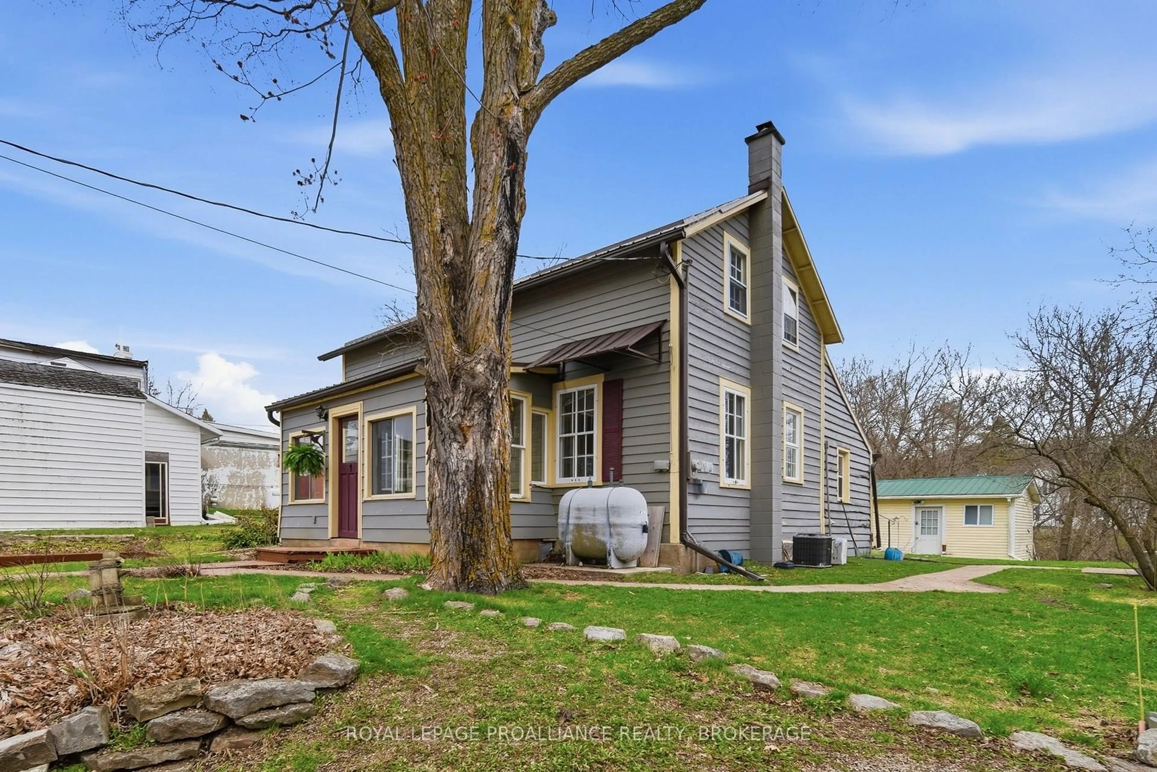 Unknown for 8 Ewart St, Yarker Ontario K0K 3N0