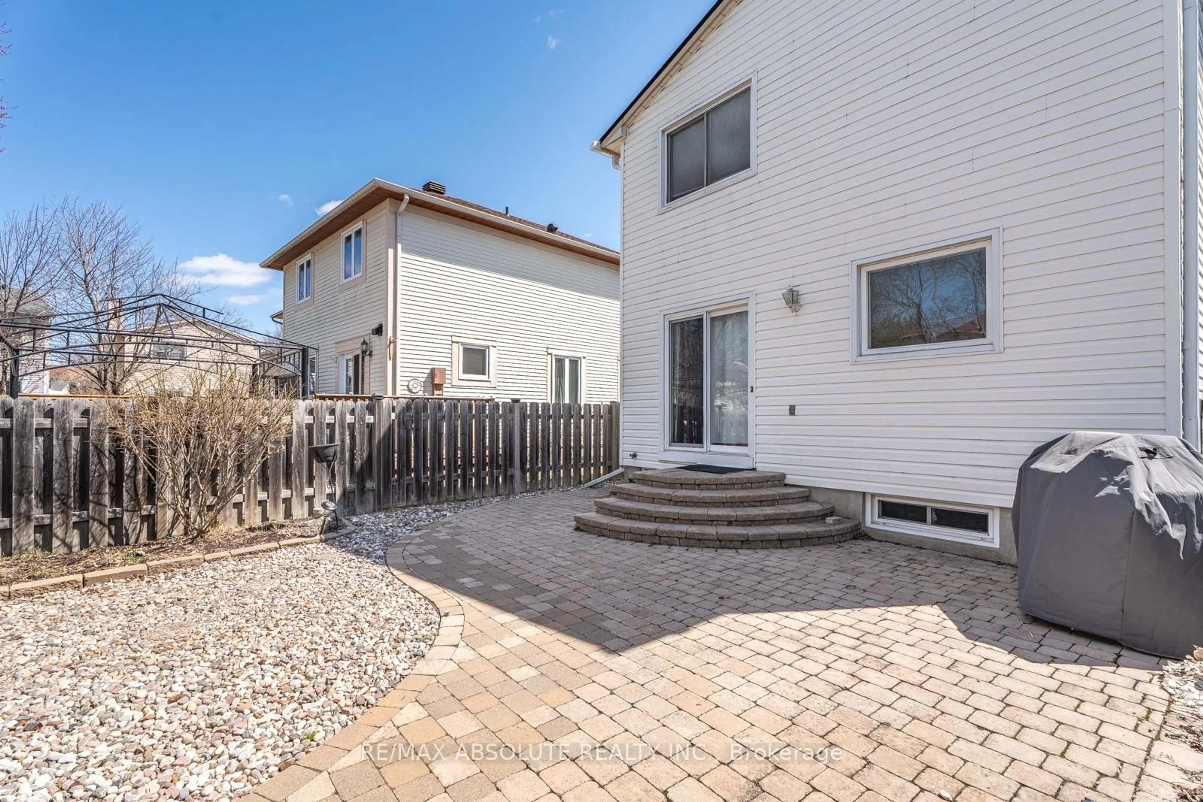 Patio, street for 1475 Deavy Way, Ottawa Ontario K1E 2W7