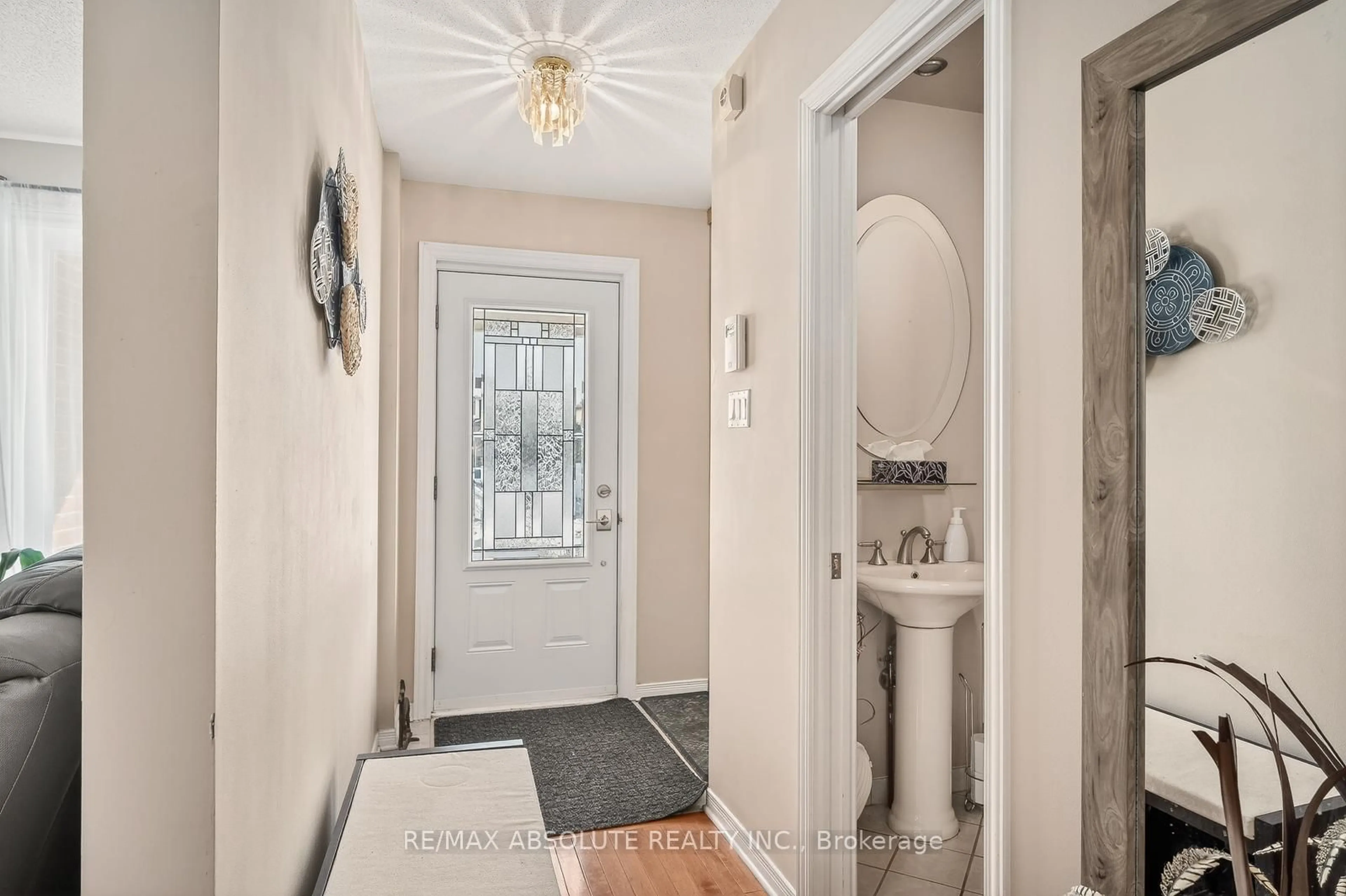 Indoor entryway for 1475 Deavy Way, Ottawa Ontario K1E 2W7