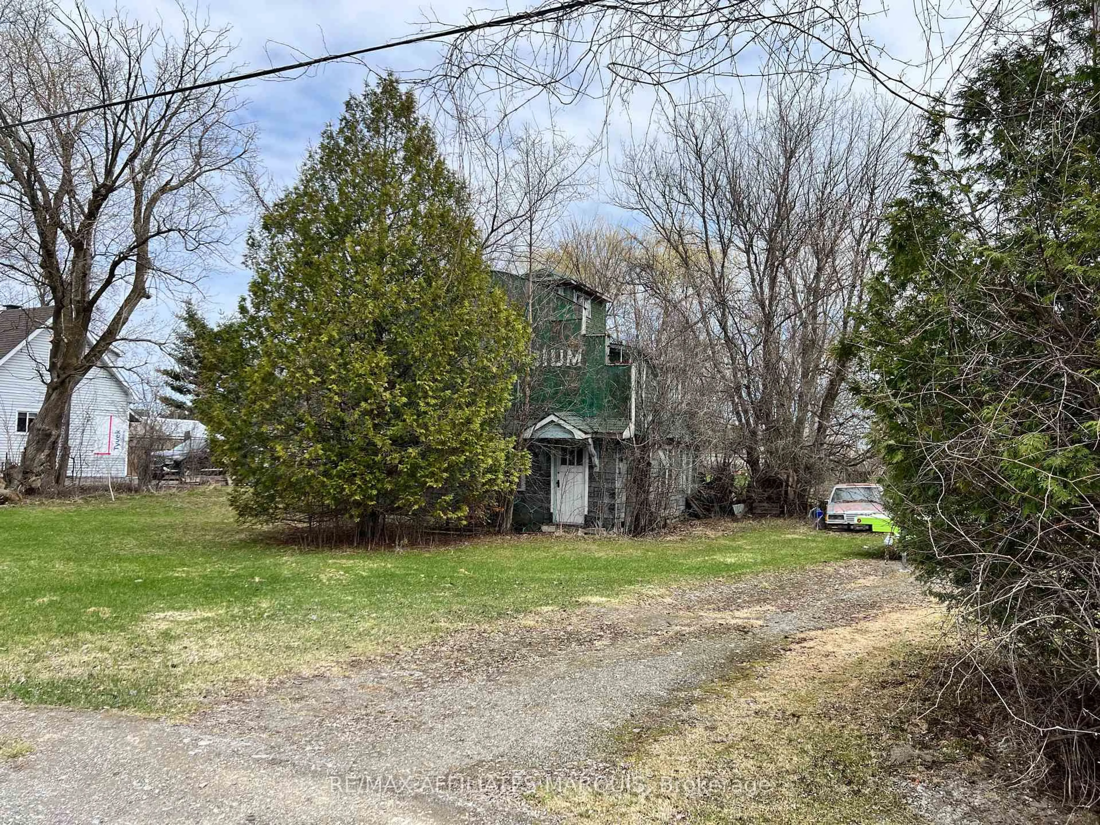 A pic from outside/outdoor area/front of a property/back of a property/a pic from drone, street for 75 Union St, Smiths Falls Ontario K7A 4S4