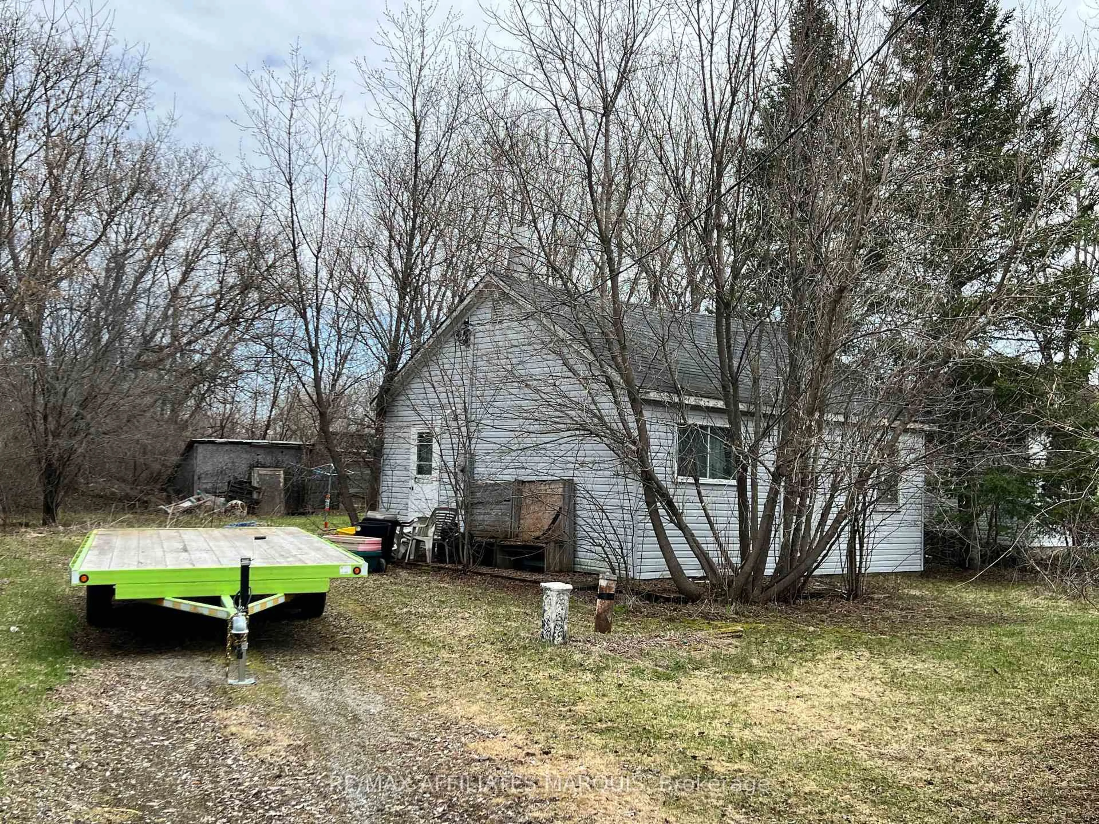 A pic from outside/outdoor area/front of a property/back of a property/a pic from drone, unknown for 75 Union St, Smiths Falls Ontario K7A 4S4