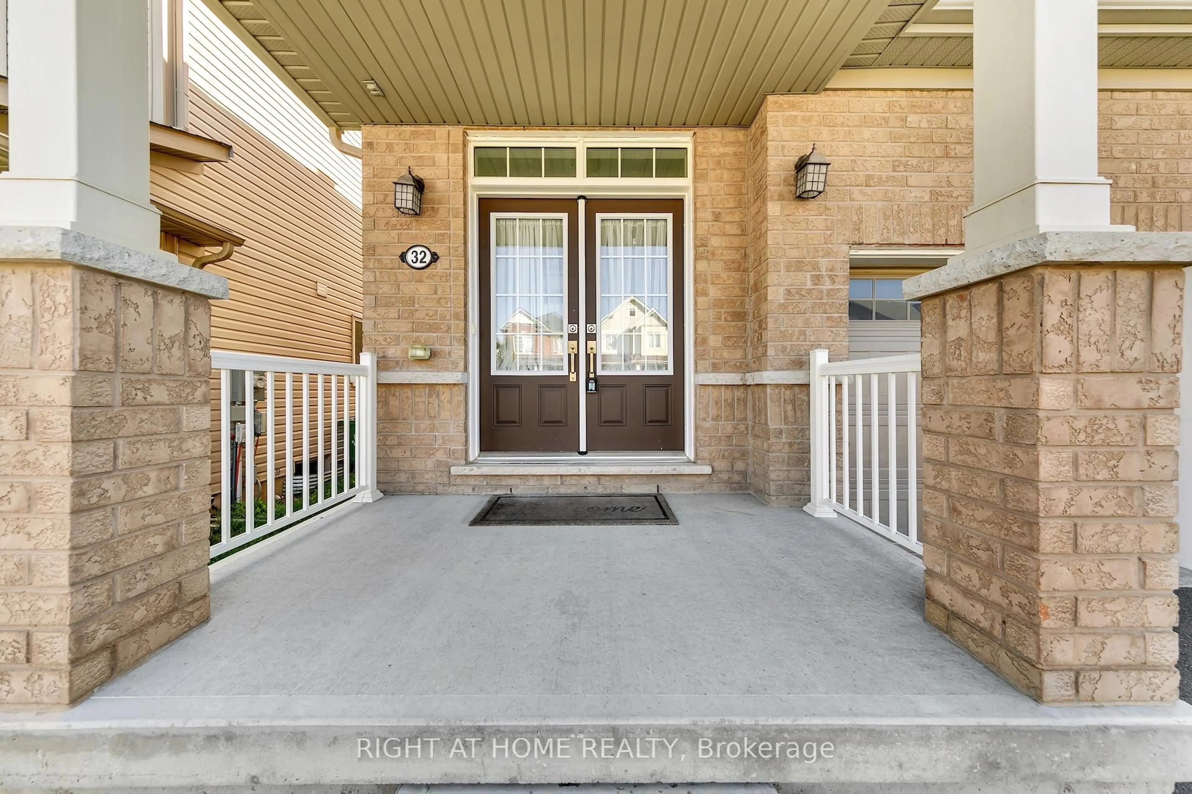 Indoor entryway for 32 Mccargow Dr, Haldimand Ontario N3W 0C3
