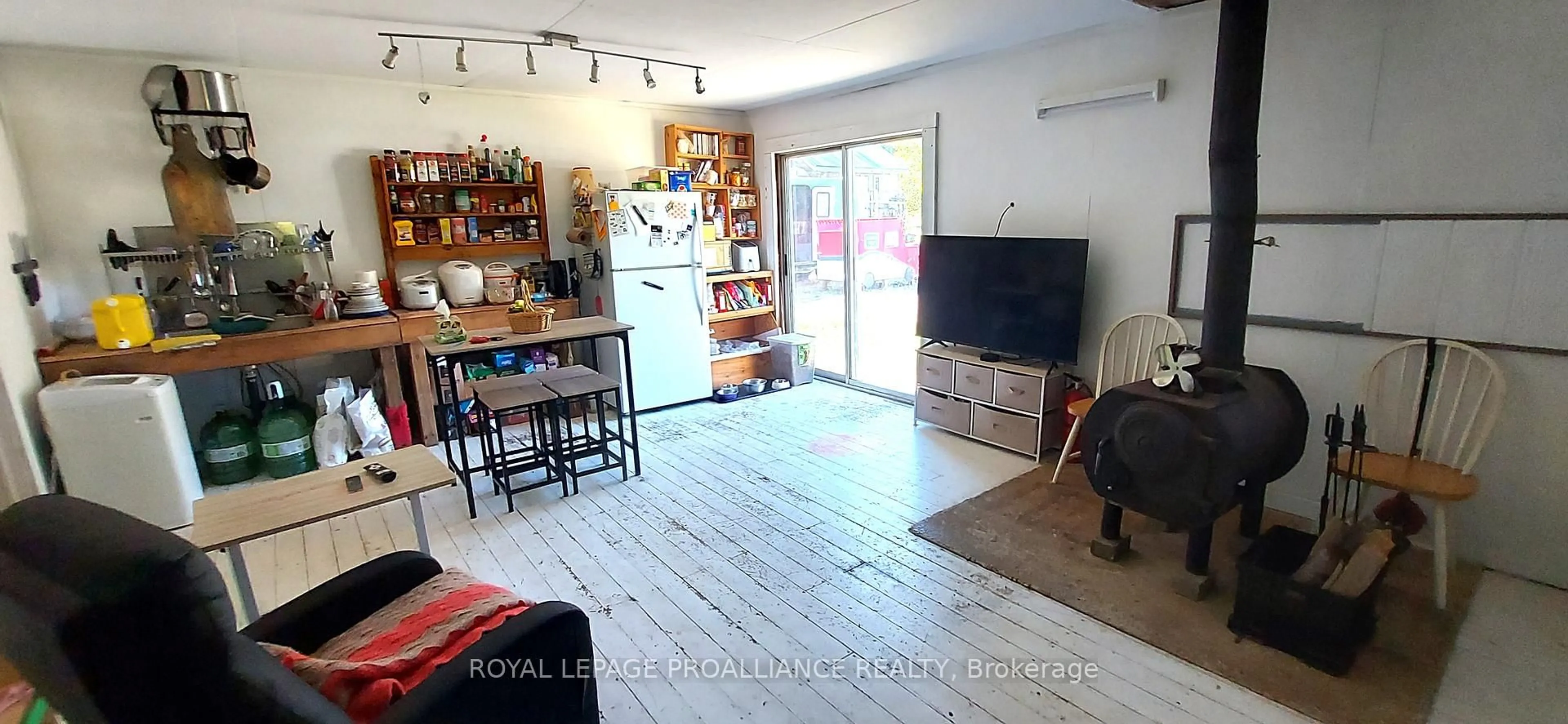 A pic of a room for 812 Cleveland Rd, Madoc Ontario K0K 1Y0