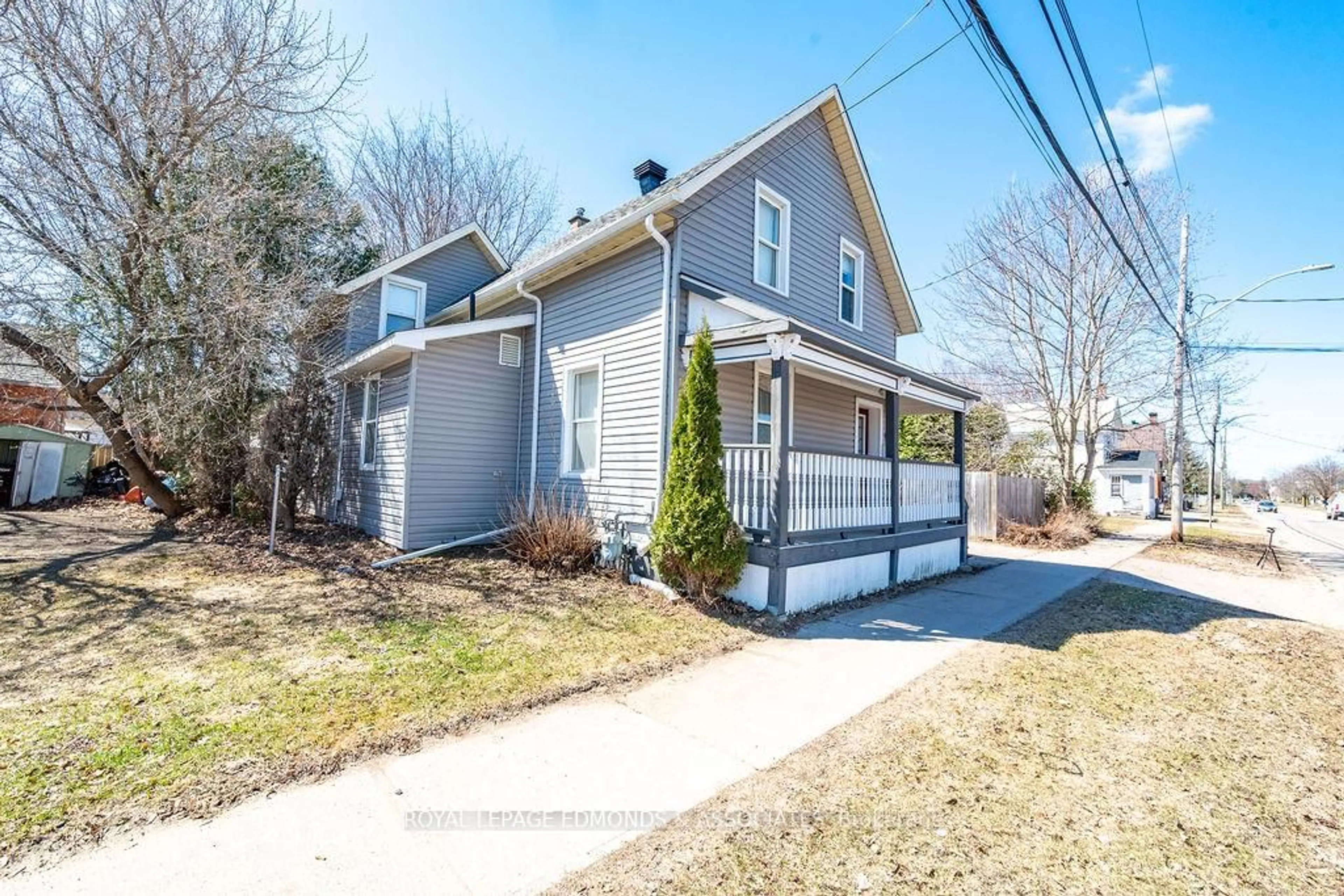 Home with vinyl exterior material, street for 430 Mary St, Pembroke Ontario K8A 5W7