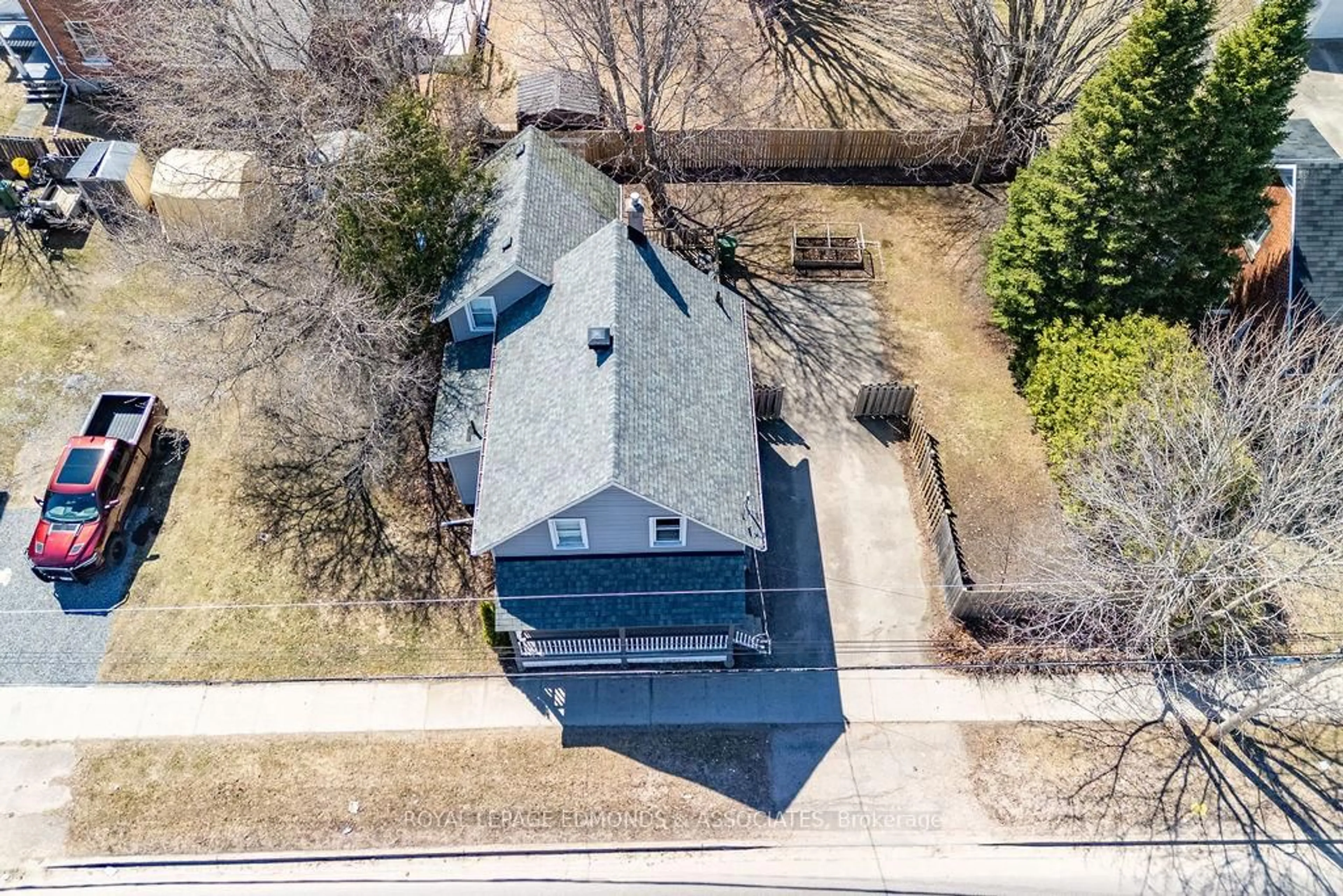A pic from outside/outdoor area/front of a property/back of a property/a pic from drone, street for 430 Mary St, Pembroke Ontario K8A 5W7