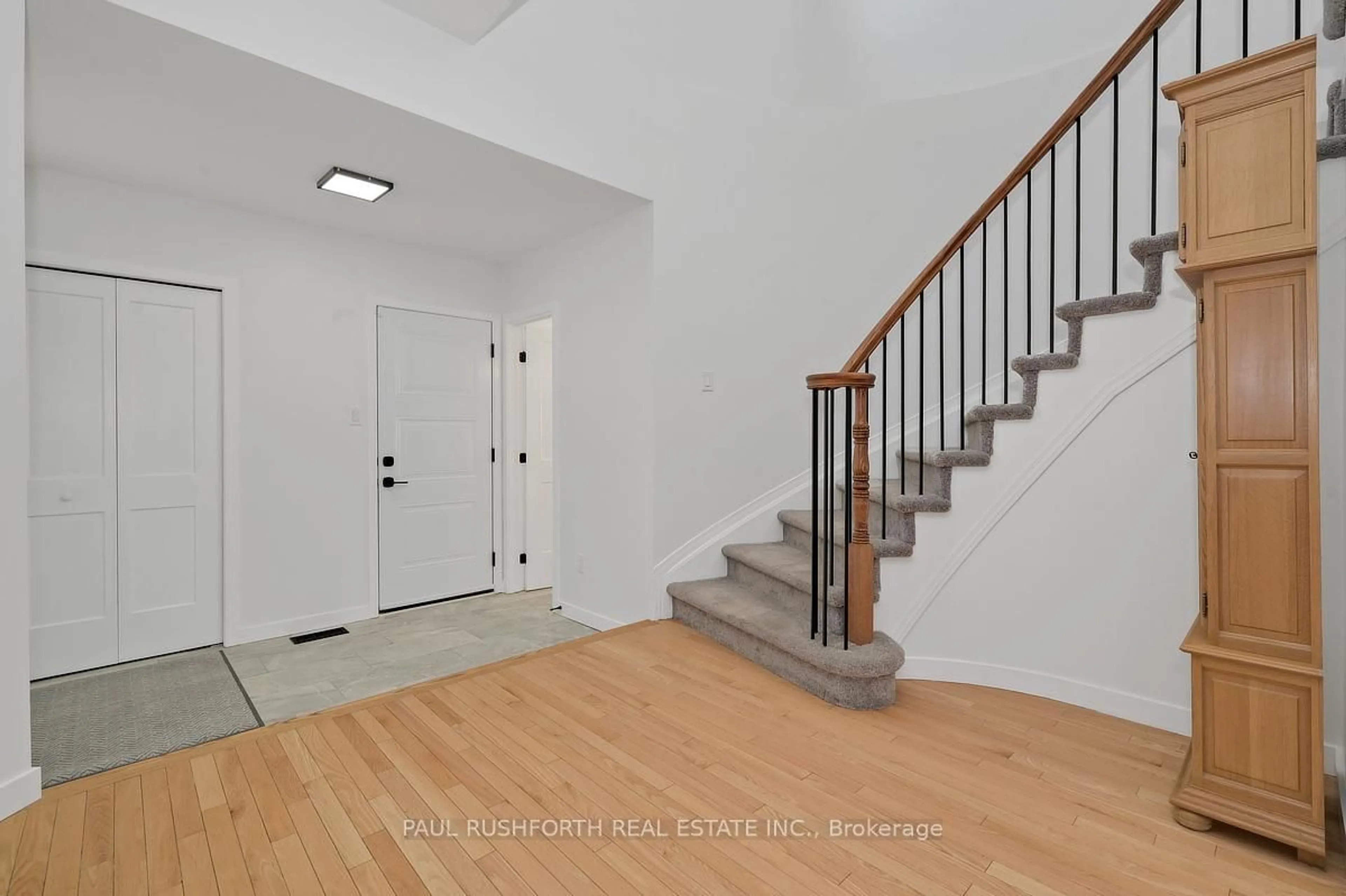 Indoor entryway for 338 Kinghorn Cres, Ottawa Ontario K2K 3R5