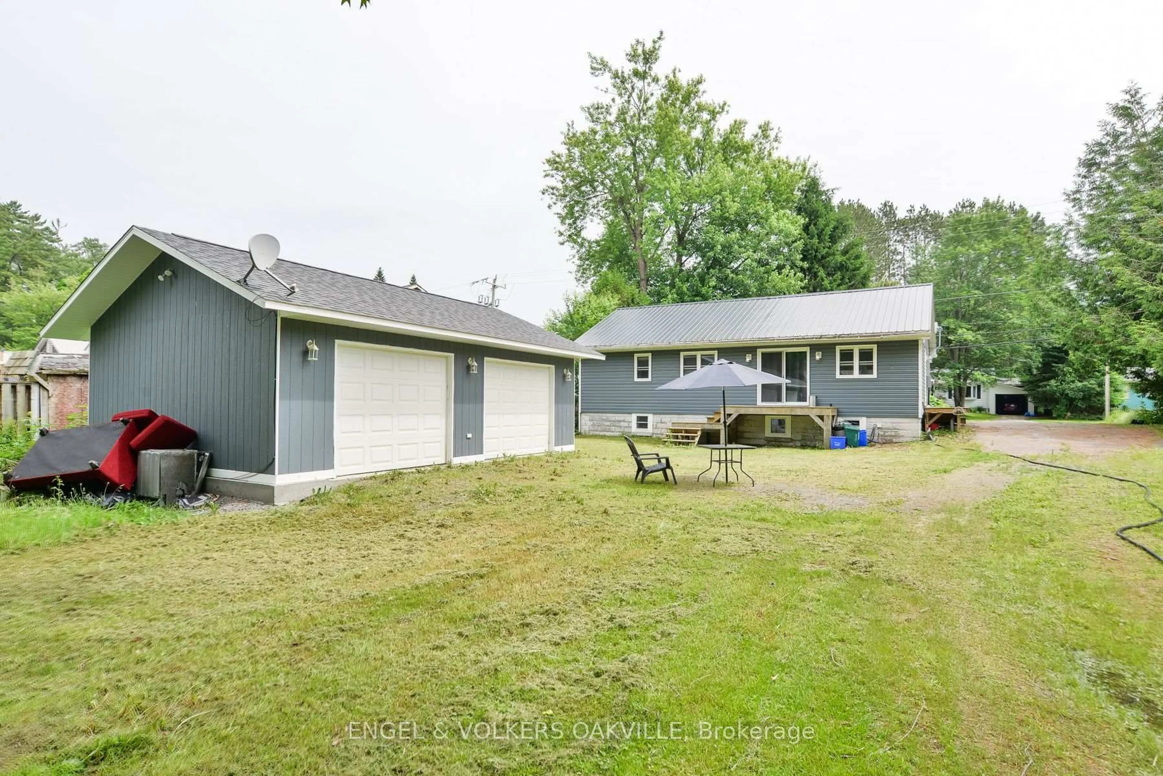 A pic from outside/outdoor area/front of a property/back of a property/a pic from drone, unknown for 253 Maple St, Bracebridge Ontario P1L 1K3