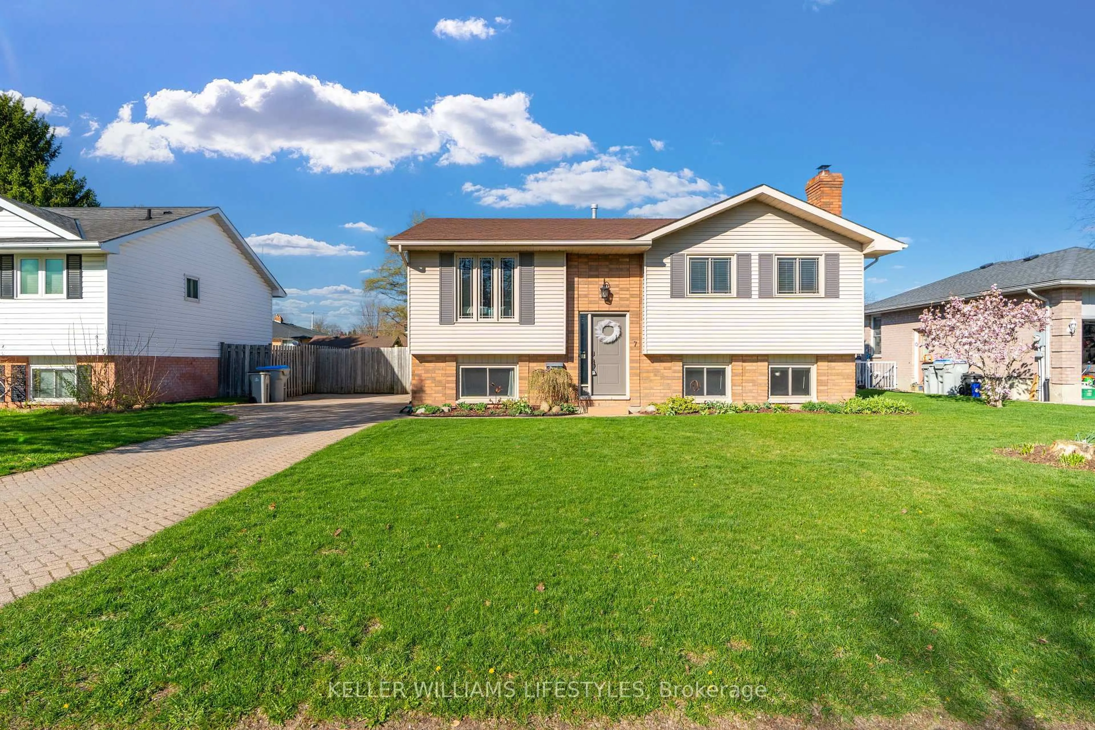 Home with vinyl exterior material, street for 7 Pearson Ave, Strathroy-Caradoc Ontario N7G 3X8