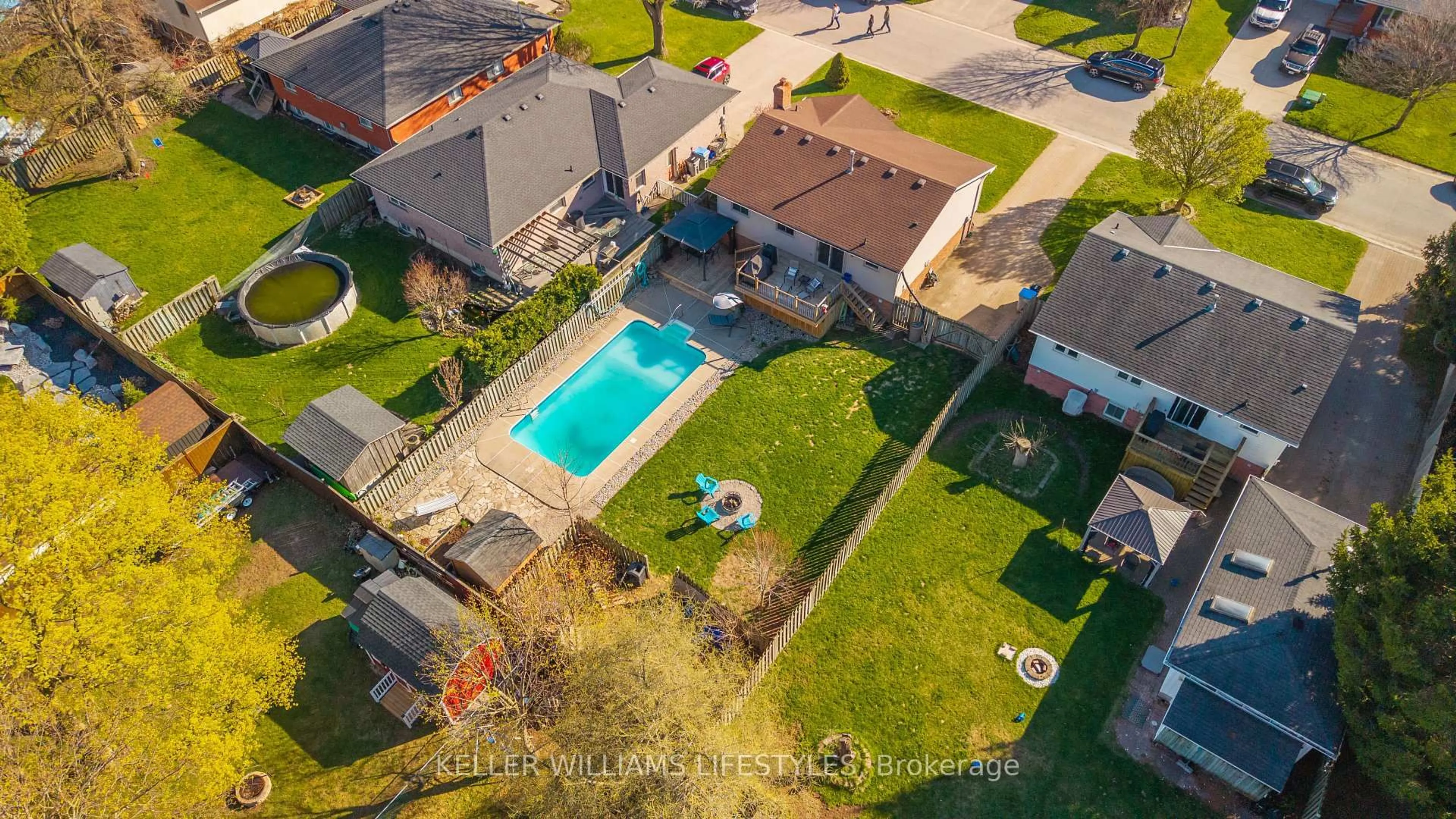 A pic from outside/outdoor area/front of a property/back of a property/a pic from drone, street for 7 Pearson Ave, Strathroy-Caradoc Ontario N7G 3X8